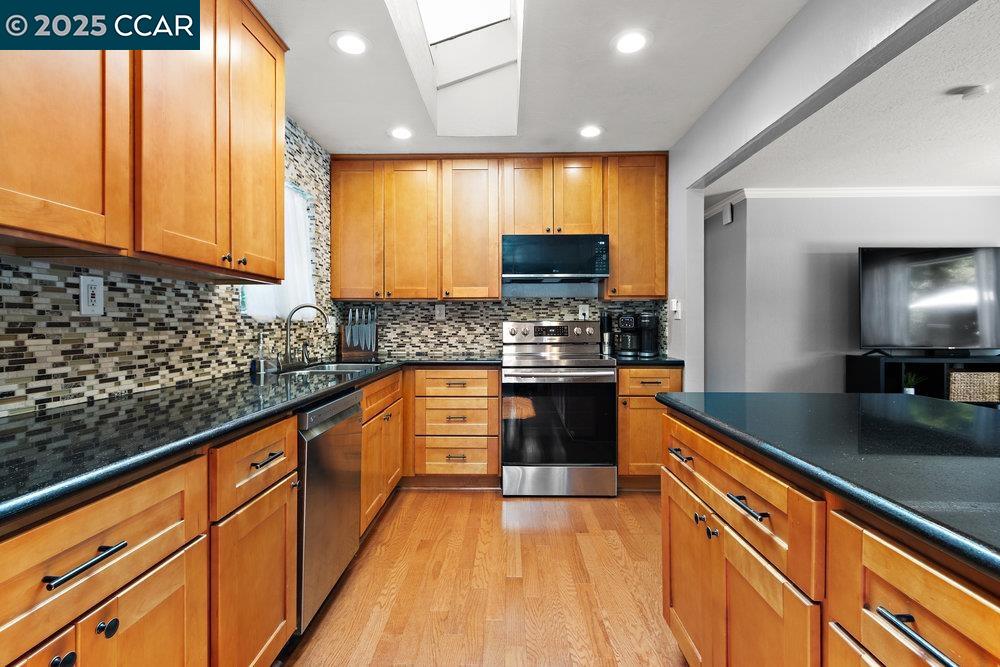 Detail Gallery Image 13 of 27 For 5494 Haussner Dr, Concord,  CA 94521 - 3 Beds | 2 Baths