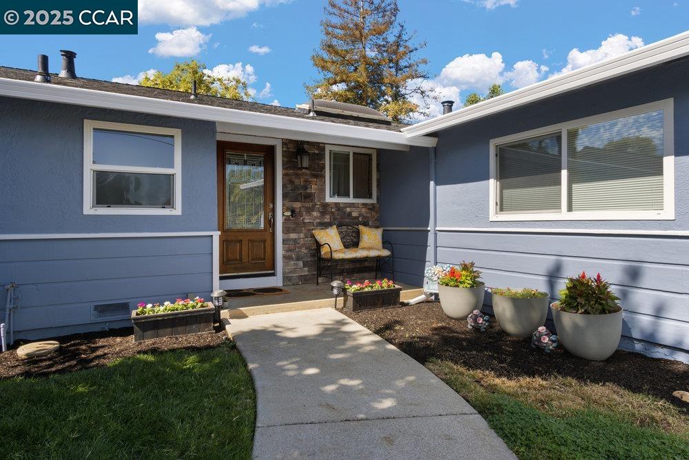 Detail Gallery Image 3 of 27 For 5494 Haussner Dr, Concord,  CA 94521 - 3 Beds | 2 Baths