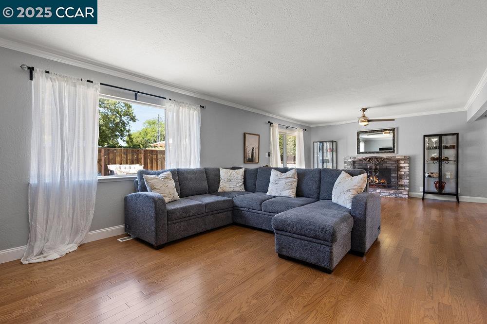 Detail Gallery Image 4 of 27 For 5494 Haussner Dr, Concord,  CA 94521 - 3 Beds | 2 Baths