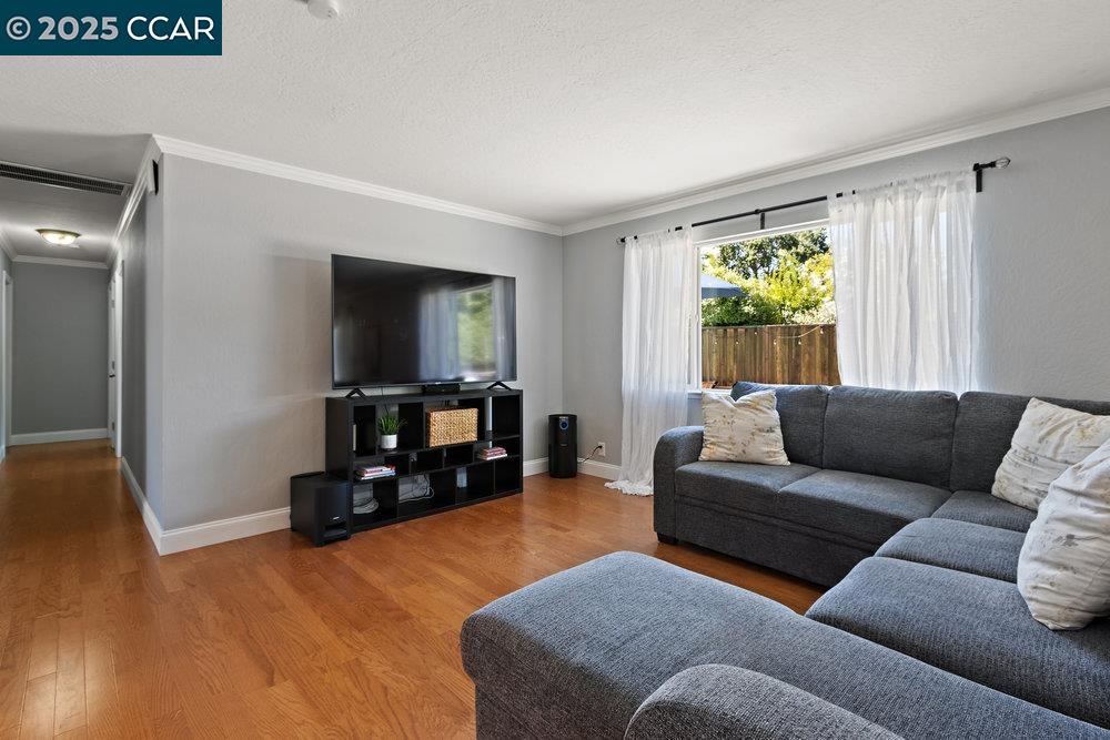 Detail Gallery Image 5 of 27 For 5494 Haussner Dr, Concord,  CA 94521 - 3 Beds | 2 Baths