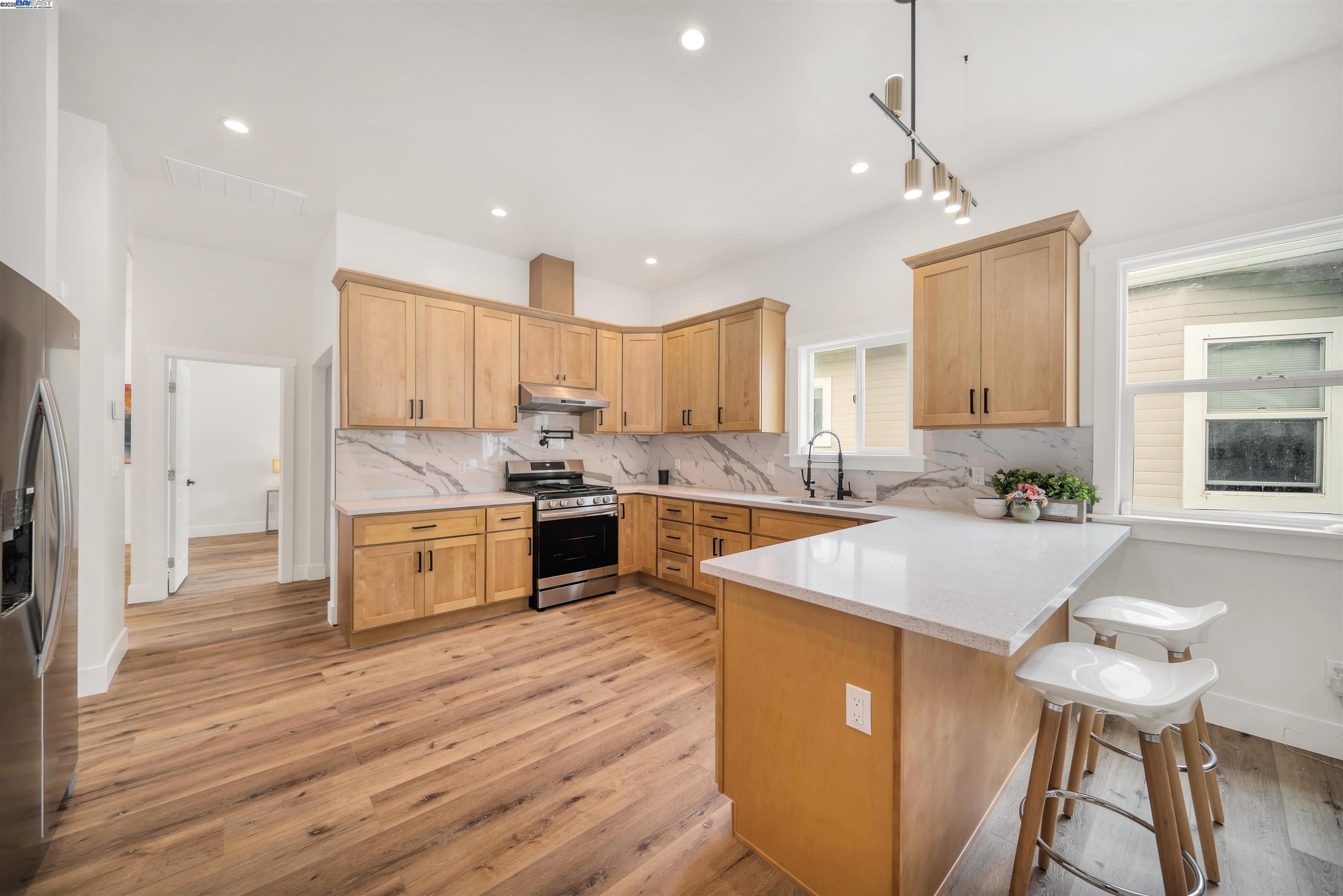 Detail Gallery Image 4 of 33 For 3031 Logan St, Oakland,  CA 94601 - – Beds | – Baths