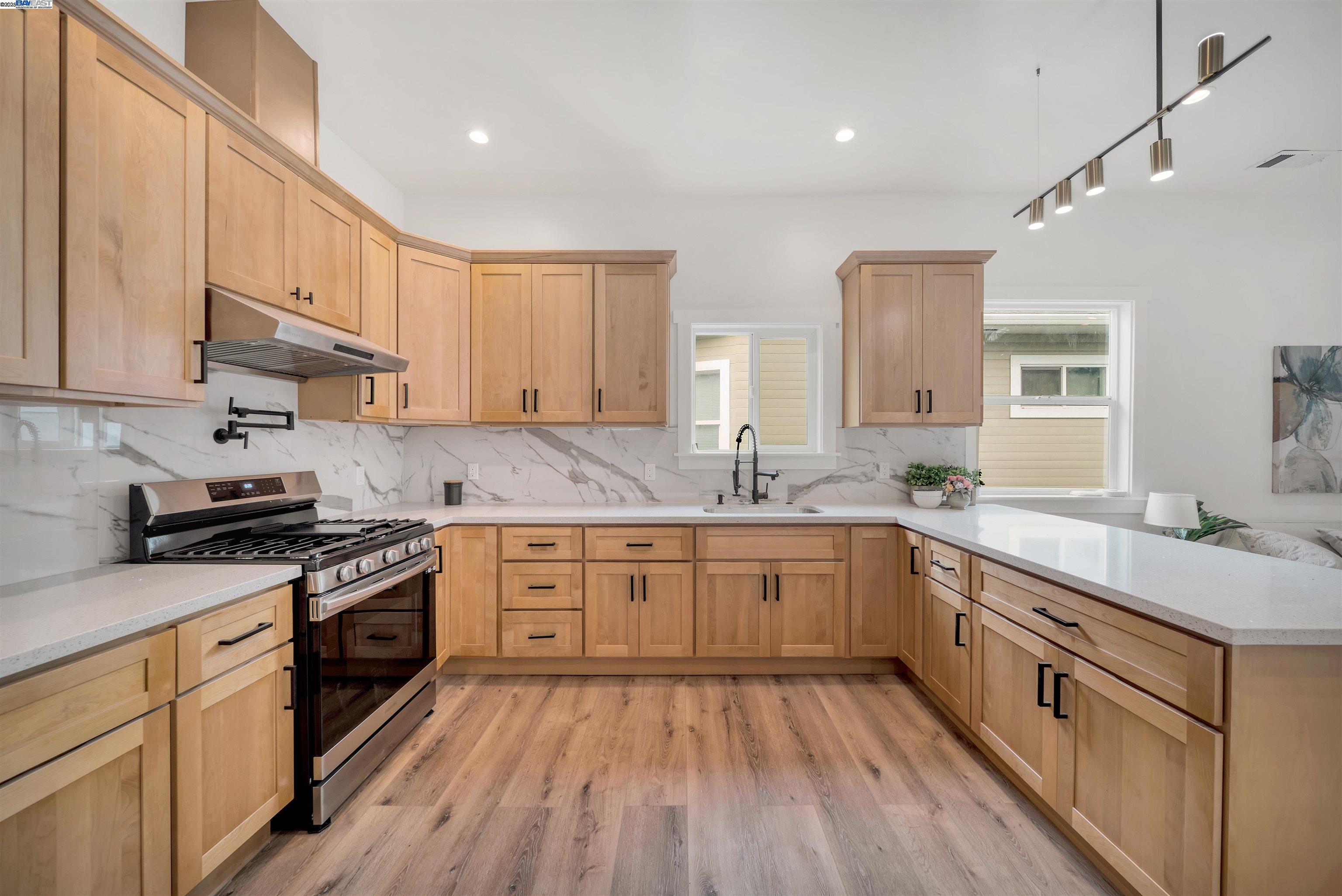 Detail Gallery Image 5 of 33 For 3031 Logan St, Oakland,  CA 94601 - – Beds | – Baths