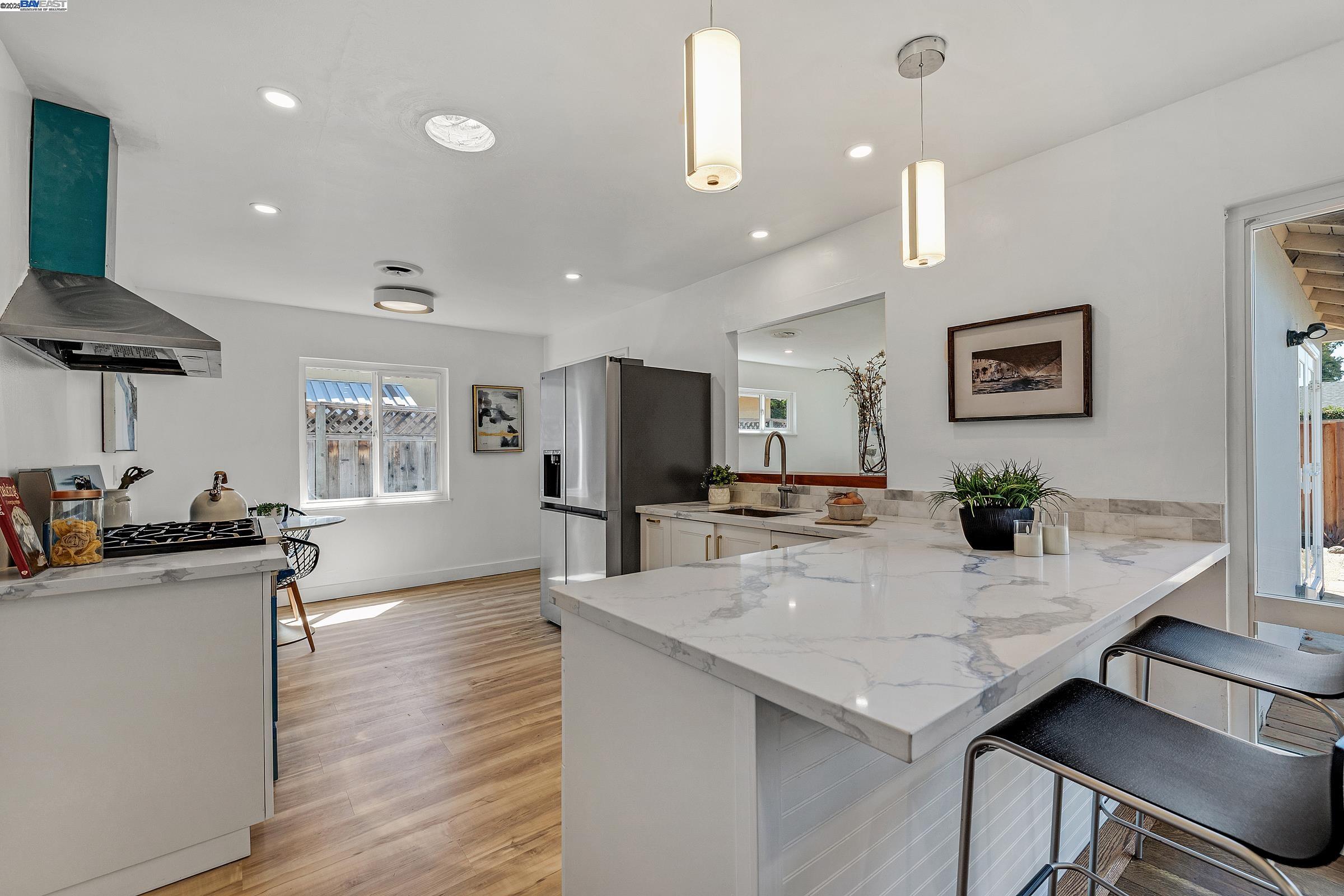 Detail Gallery Image 5 of 32 For 15833 via Toledo, San Lorenzo,  CA 94580 - 3 Beds | 1/1 Baths