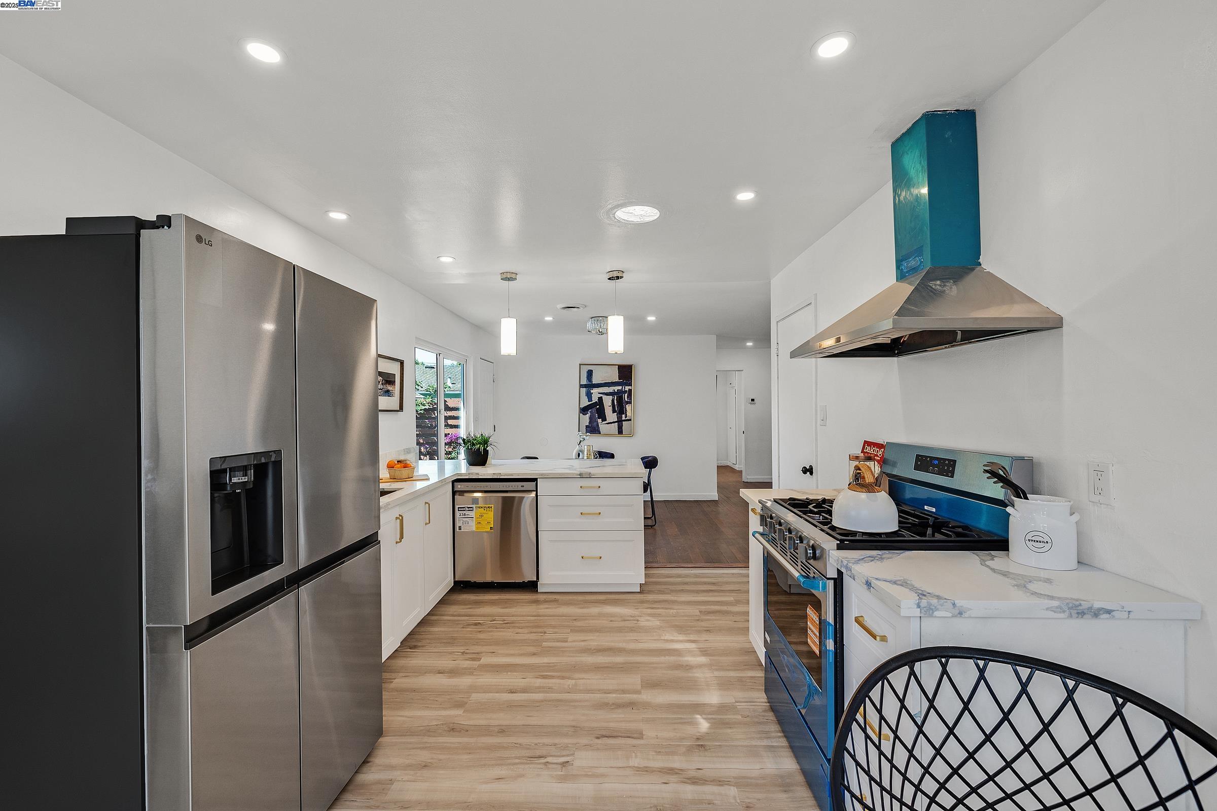 Detail Gallery Image 6 of 32 For 15833 via Toledo, San Lorenzo,  CA 94580 - 3 Beds | 1/1 Baths