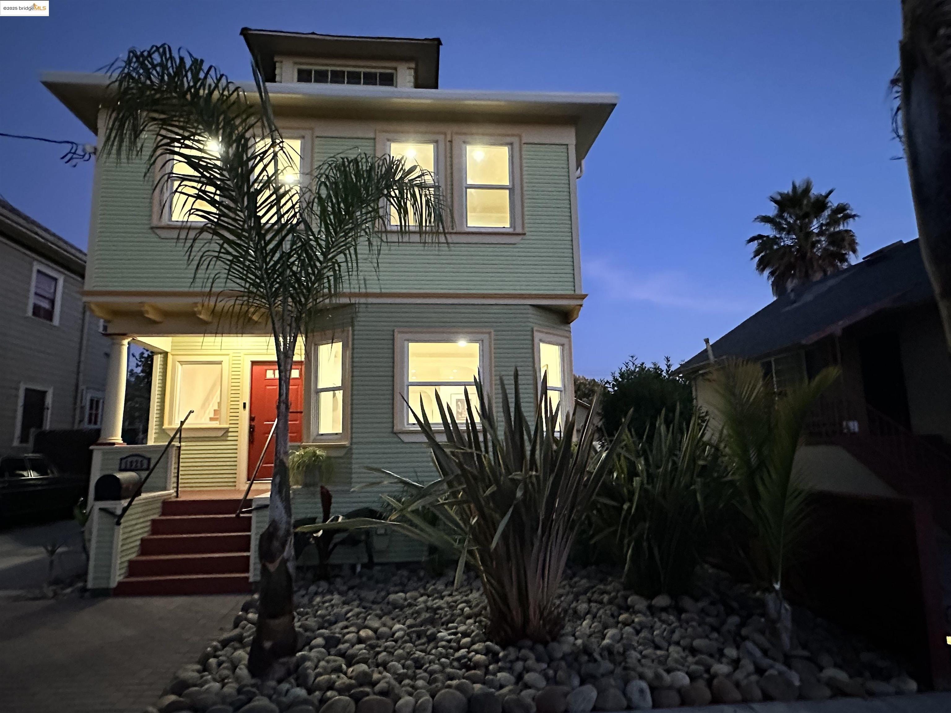 Detail Gallery Image 2 of 59 For 1025 56th Street, Oakland,  CA 94608 - 4 Beds | 3 Baths