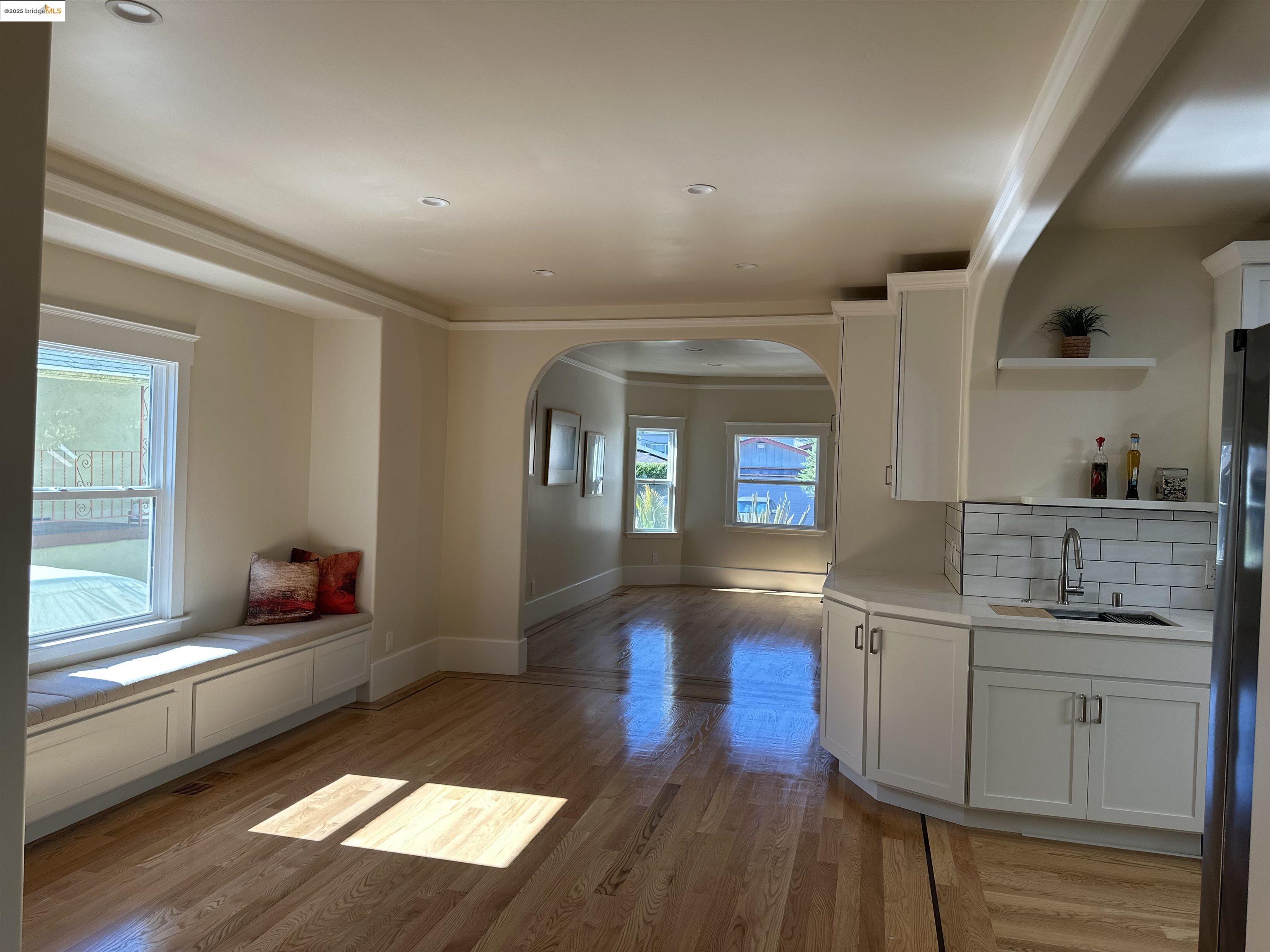 Detail Gallery Image 20 of 59 For 1025 56th Street, Oakland,  CA 94608 - 4 Beds | 3 Baths