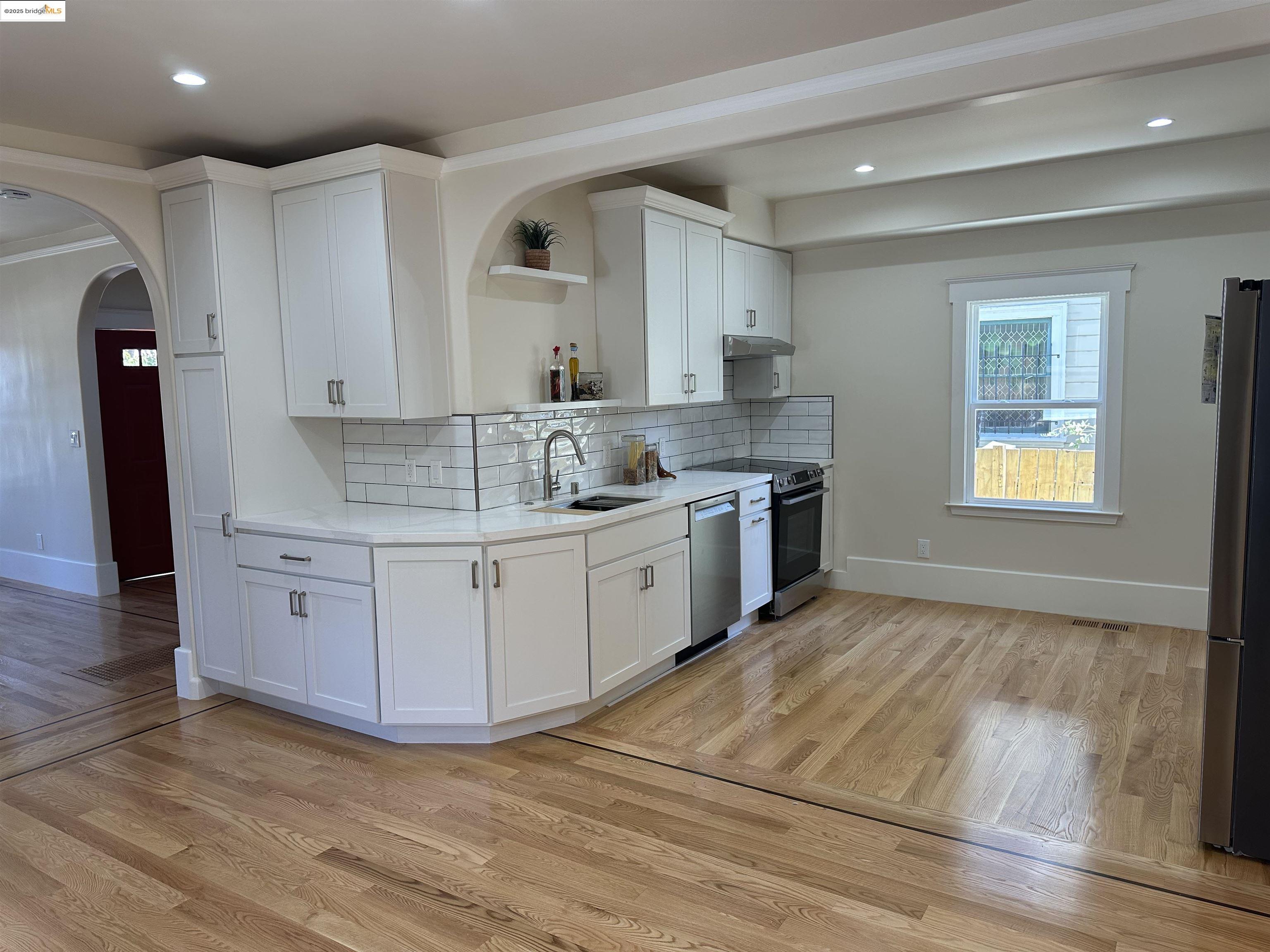 Detail Gallery Image 23 of 59 For 1025 56th Street, Oakland,  CA 94608 - 4 Beds | 3 Baths