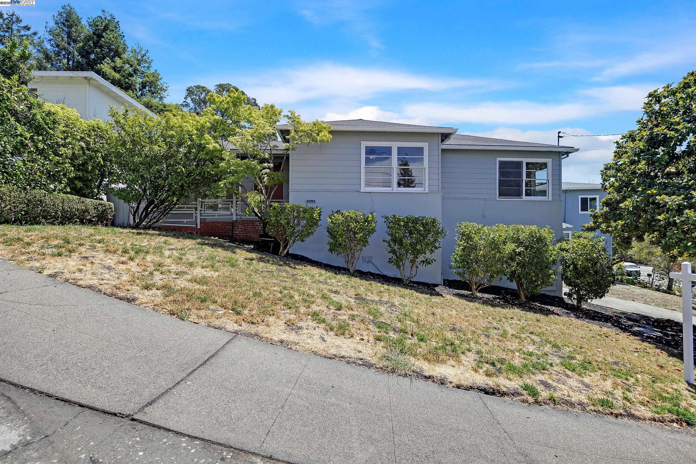 Detail Gallery Image 1 of 48 For 5040 Pierpoint Ave, Oakland,  CA 94602 - 2 Beds | 1/1 Baths