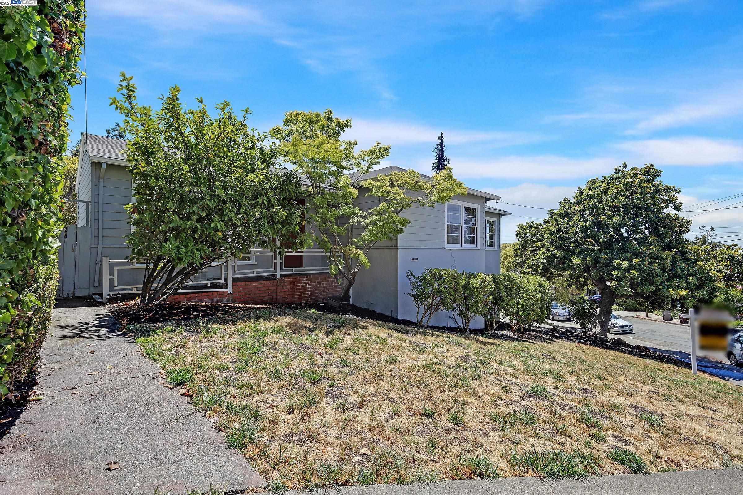 Detail Gallery Image 2 of 48 For 5040 Pierpoint Ave, Oakland,  CA 94602 - 2 Beds | 1/1 Baths