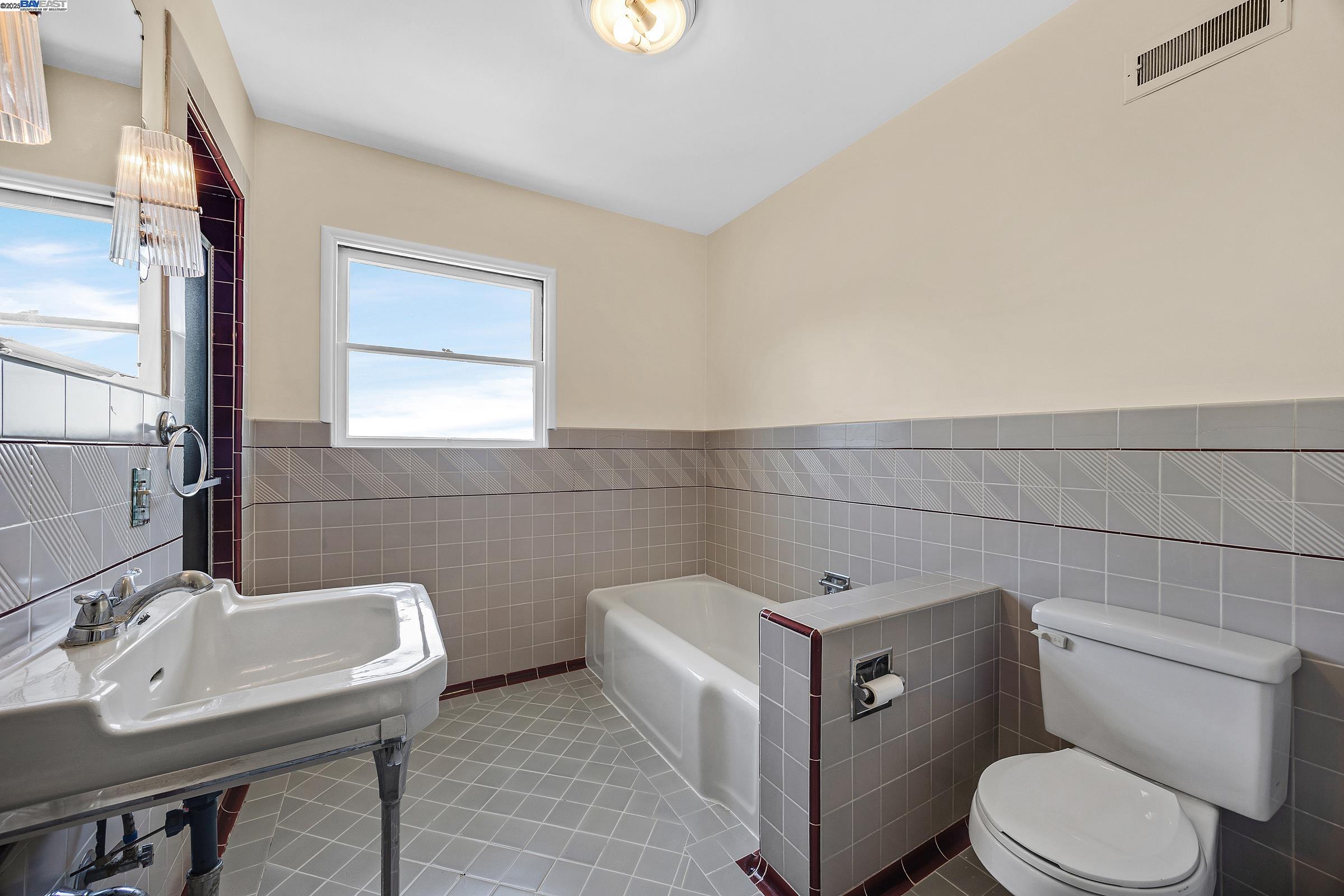 Detail Gallery Image 20 of 48 For 5040 Pierpoint Ave, Oakland,  CA 94602 - 2 Beds | 1/1 Baths