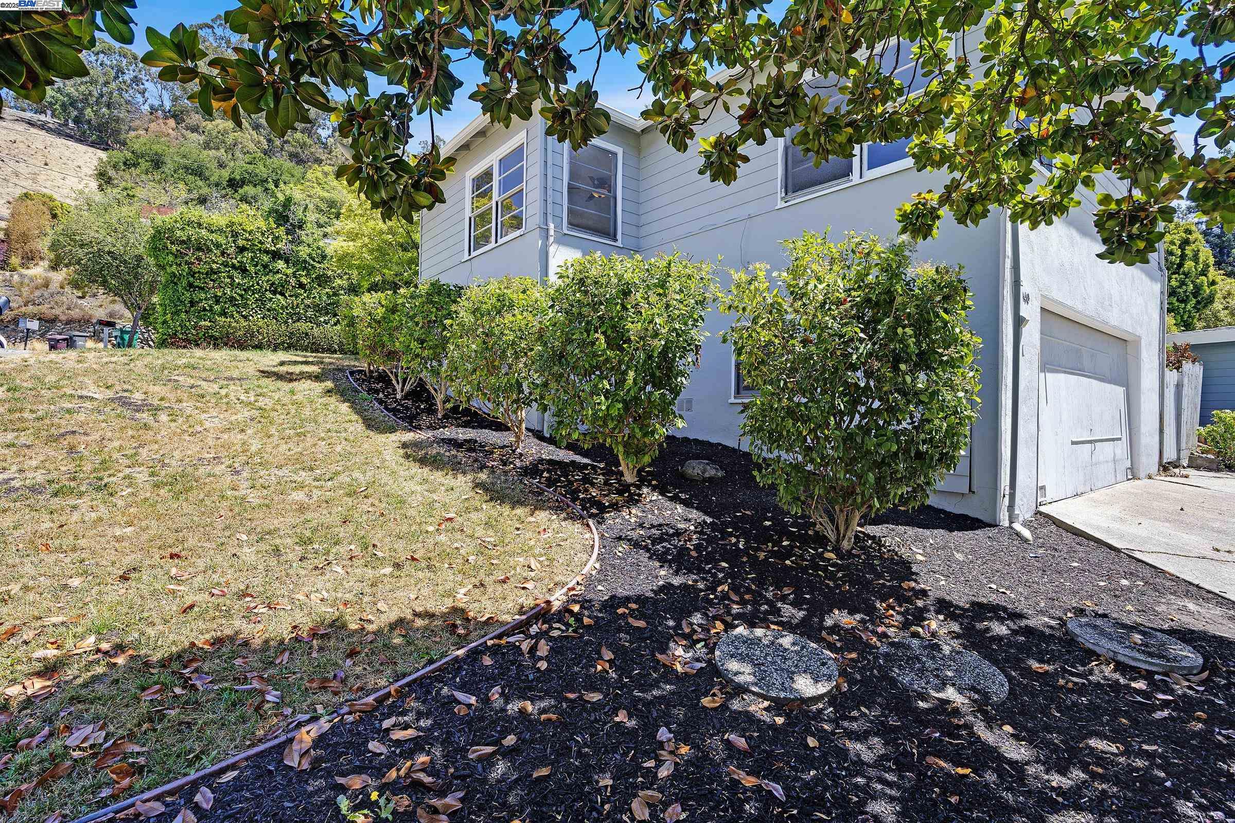 Detail Gallery Image 3 of 48 For 5040 Pierpoint Ave, Oakland,  CA 94602 - 2 Beds | 1/1 Baths