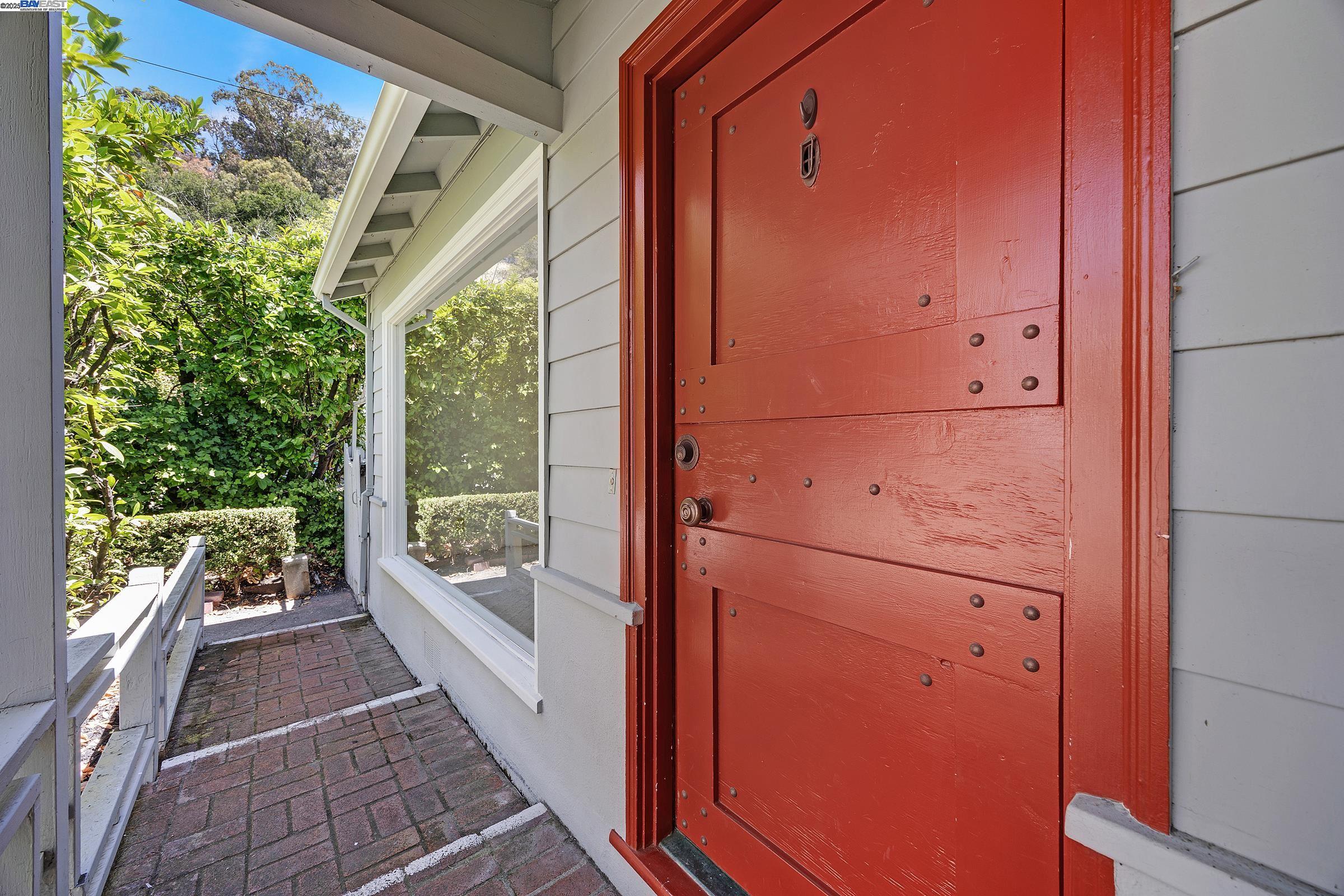 Detail Gallery Image 5 of 48 For 5040 Pierpoint Ave, Oakland,  CA 94602 - 2 Beds | 1/1 Baths
