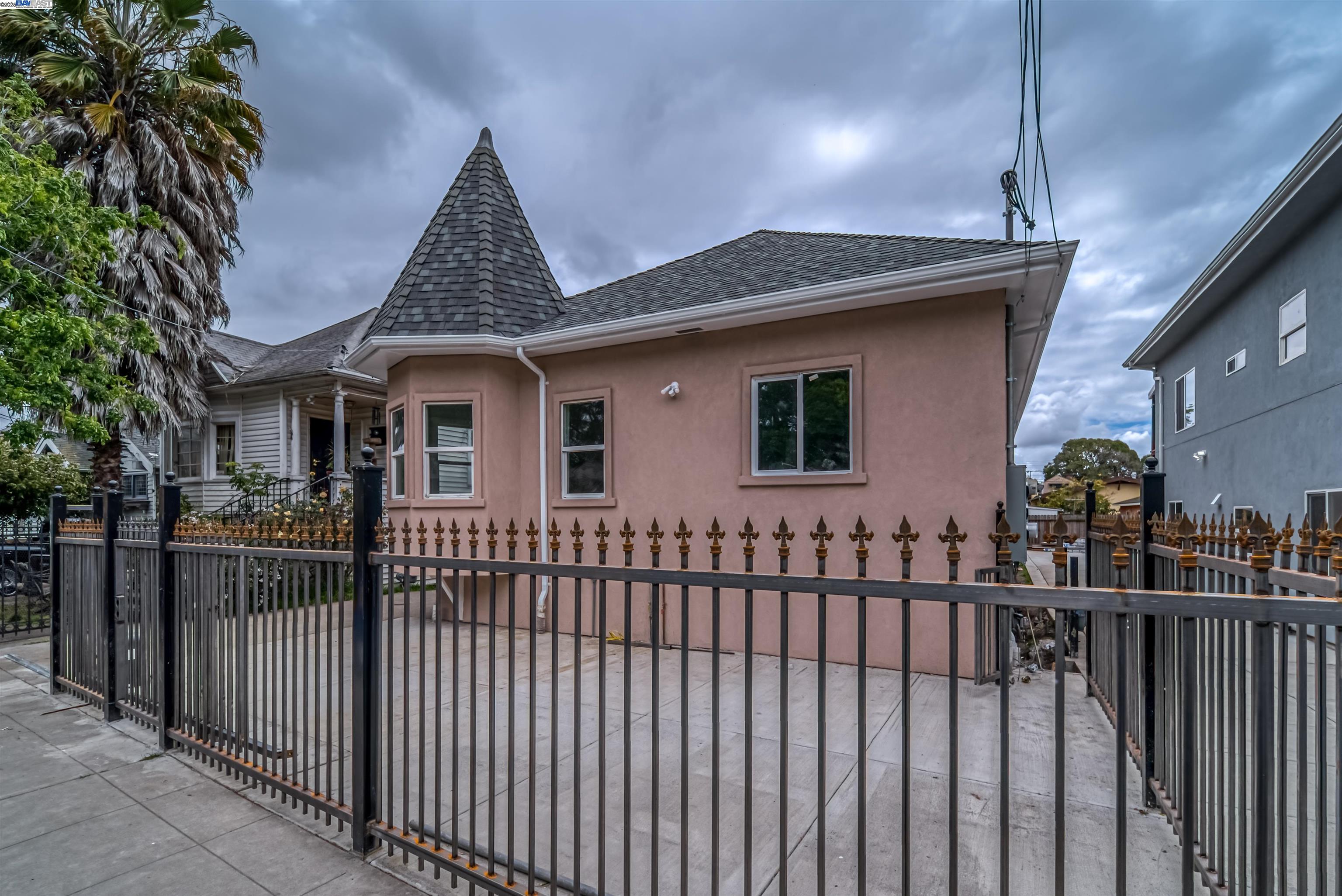 Detail Gallery Image 3 of 16 For 3035 Logan St, Oakland,  CA 94601 - – Beds | – Baths