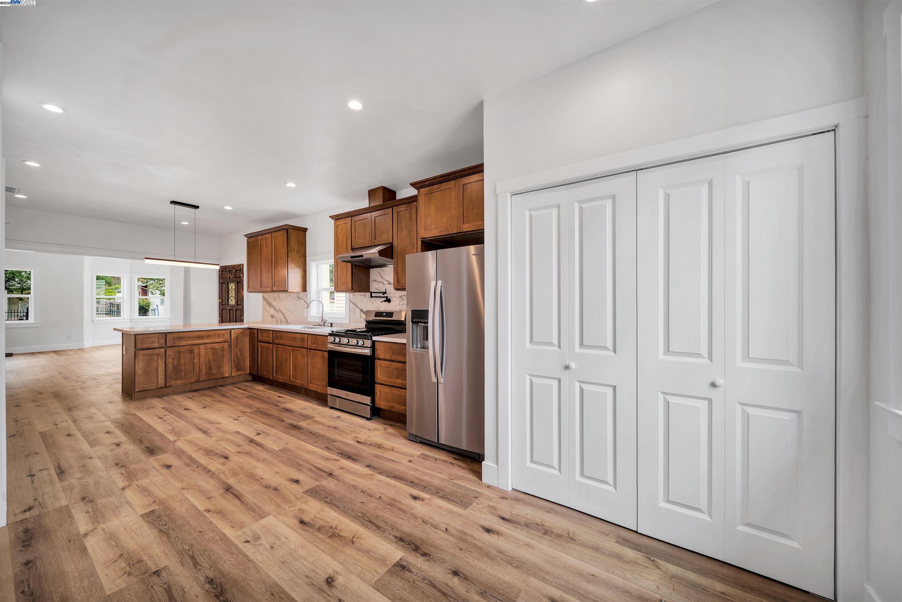 Detail Gallery Image 4 of 16 For 3035 Logan St, Oakland,  CA 94601 - – Beds | – Baths