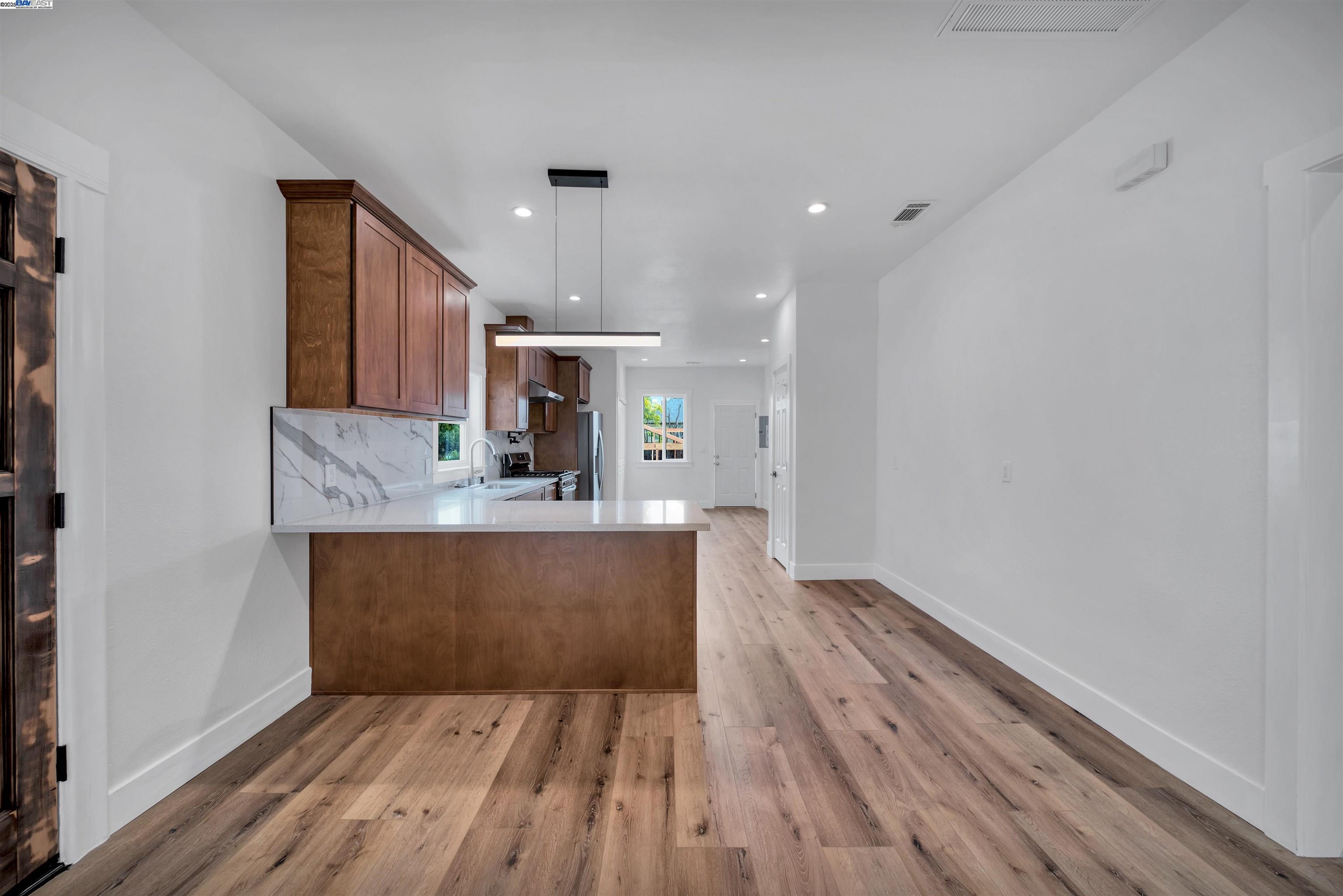 Detail Gallery Image 8 of 16 For 3035 Logan St, Oakland,  CA 94601 - – Beds | – Baths