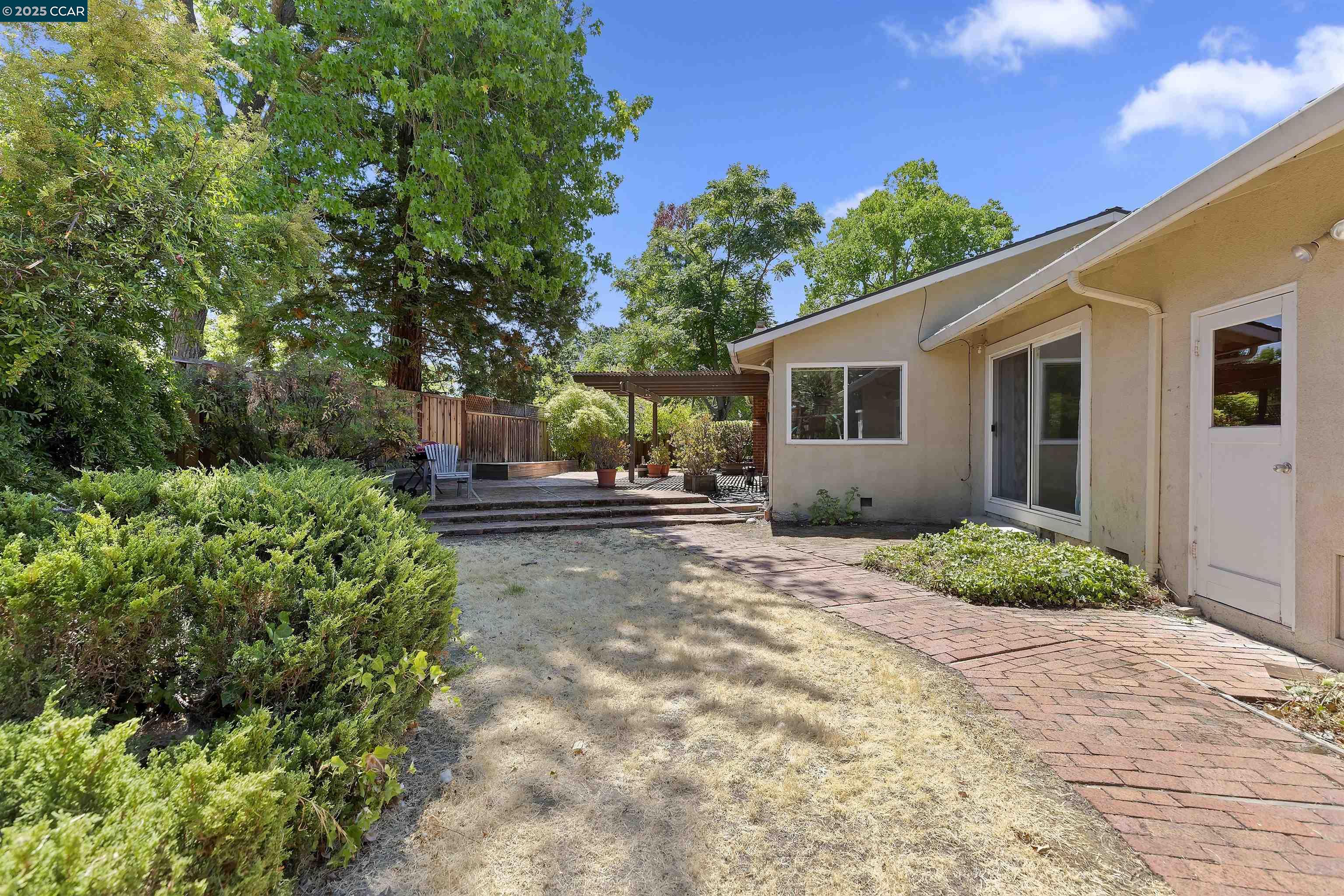 Detail Gallery Image 17 of 26 For 10 Maureen Ct, Pleasant Hill,  CA 94523 - 3 Beds | 2 Baths
