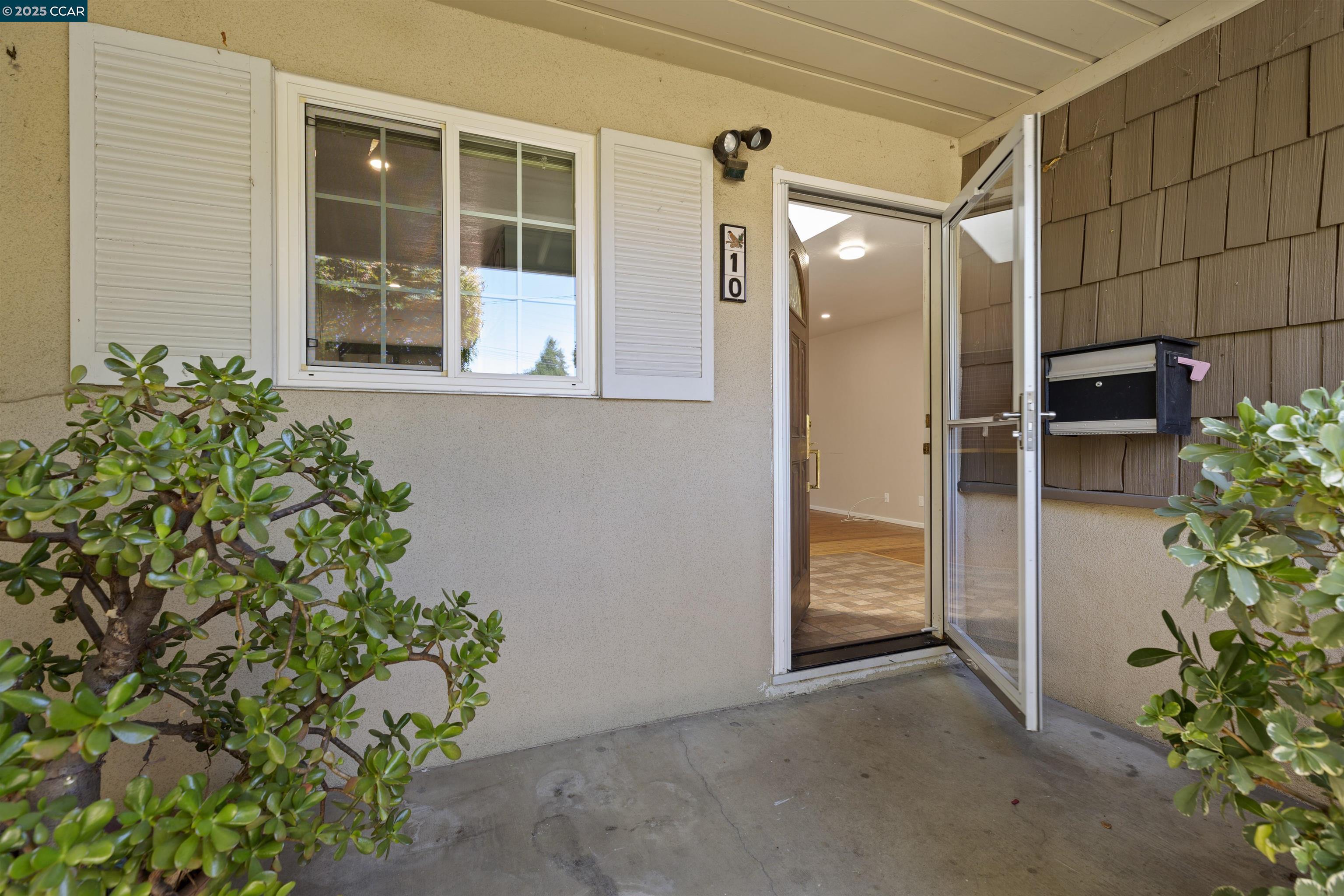 Detail Gallery Image 4 of 26 For 10 Maureen Ct, Pleasant Hill,  CA 94523 - 3 Beds | 2 Baths