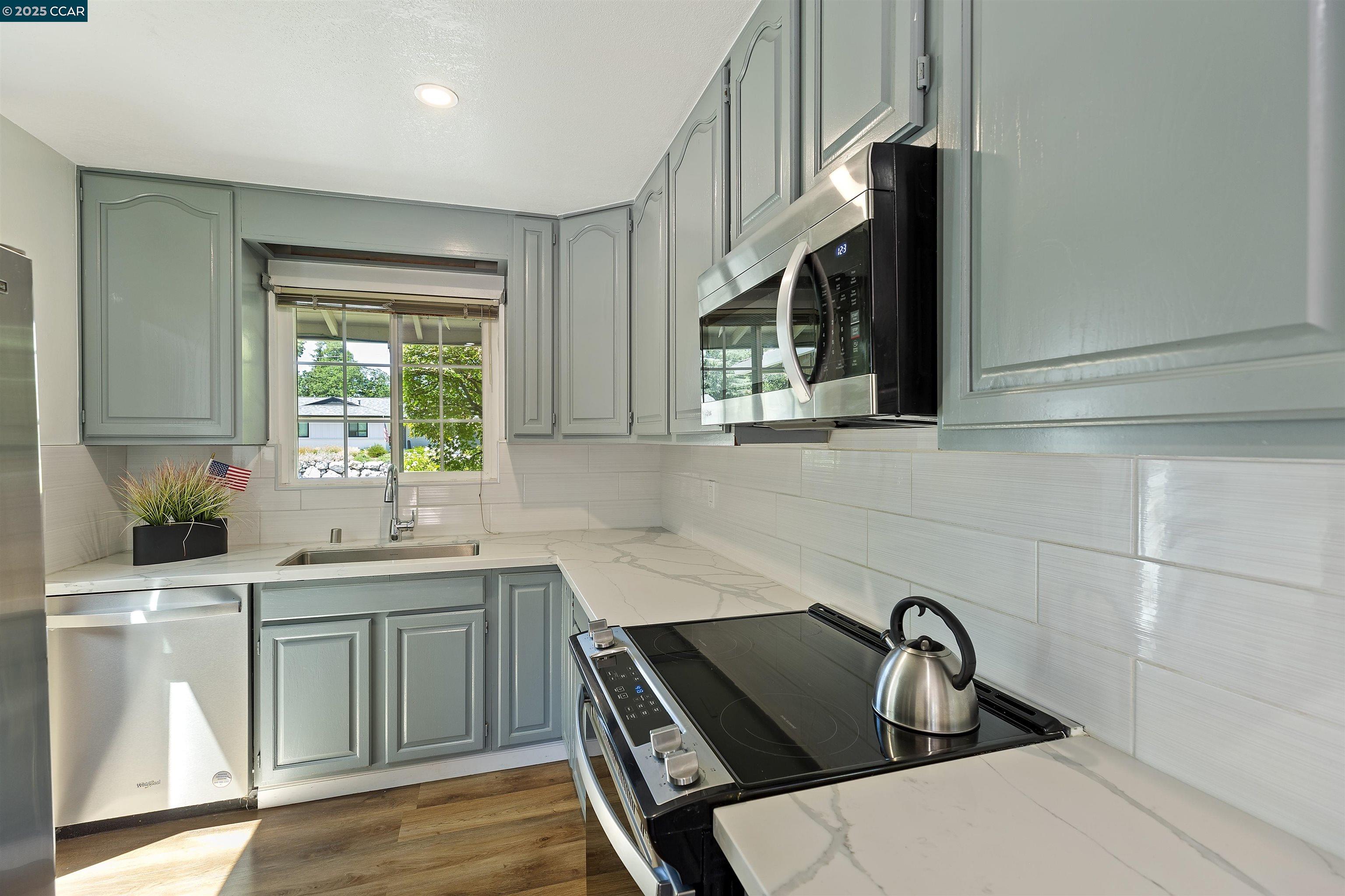 Detail Gallery Image 7 of 26 For 10 Maureen Ct, Pleasant Hill,  CA 94523 - 3 Beds | 2 Baths