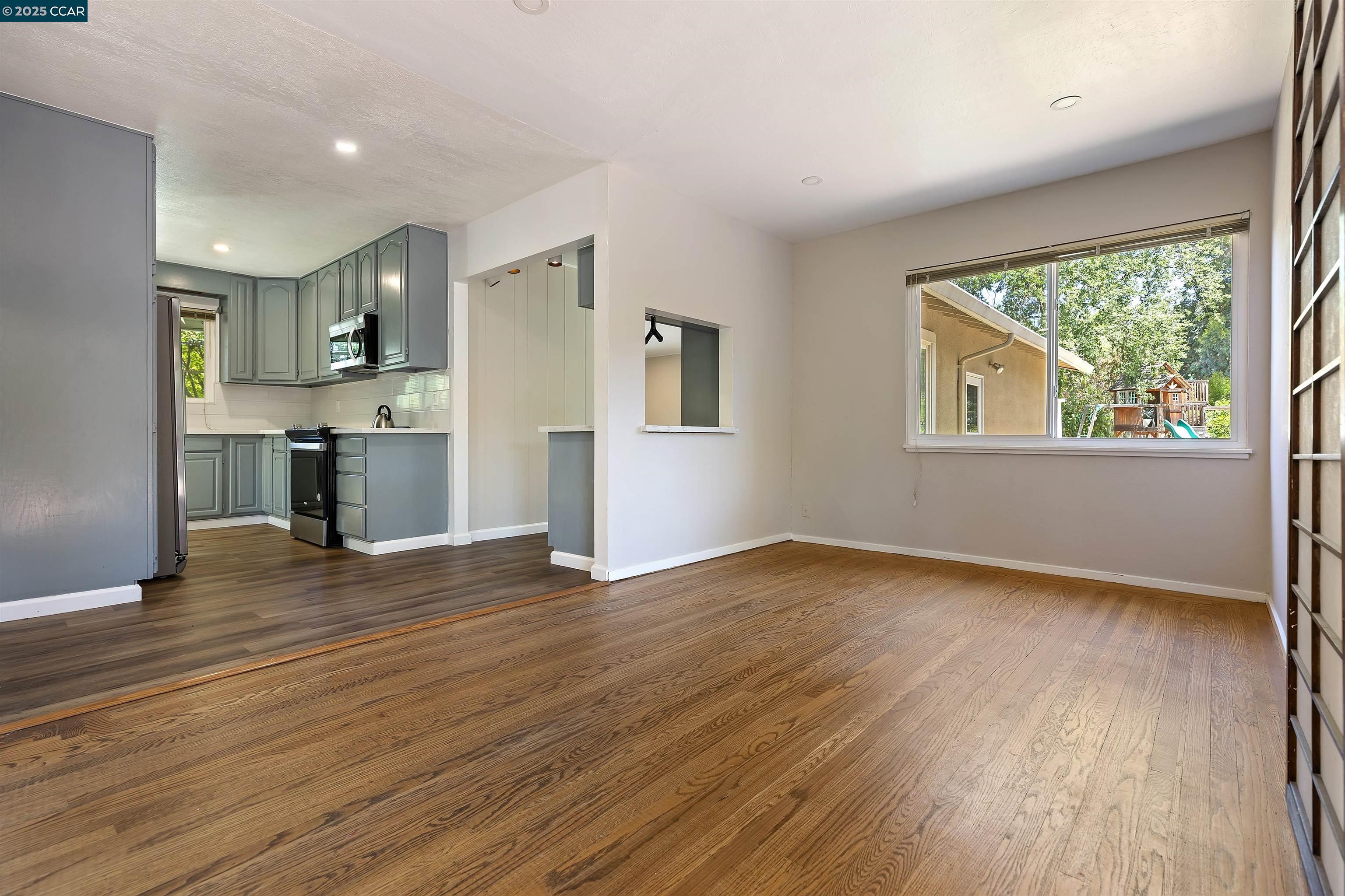 Detail Gallery Image 9 of 26 For 10 Maureen Ct, Pleasant Hill,  CA 94523 - 3 Beds | 2 Baths
