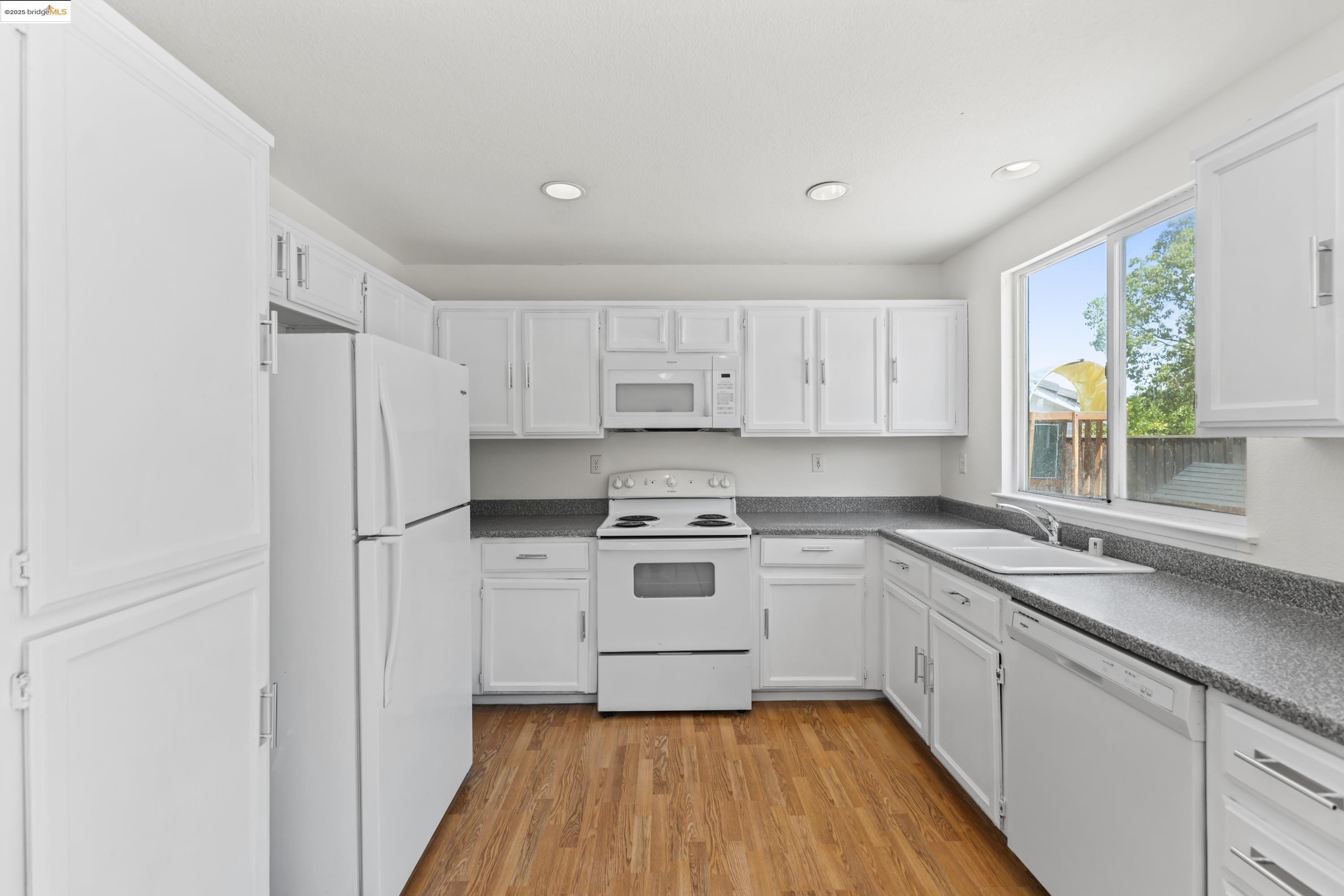Detail Gallery Image 14 of 37 For 4913 Stonewood Way, Antioch,  CA 94531 - 3 Beds | 2/1 Baths