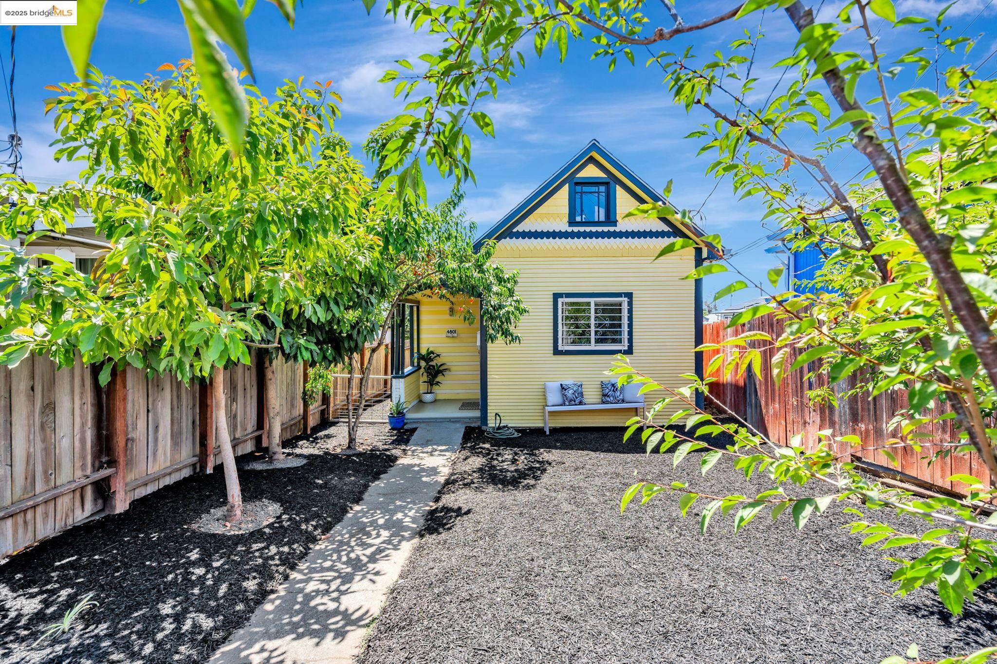 Detail Gallery Image 1 of 1 For 4801 Fairfax Ave, Oakland,  CA 94601 - 1 Beds | 1 Baths