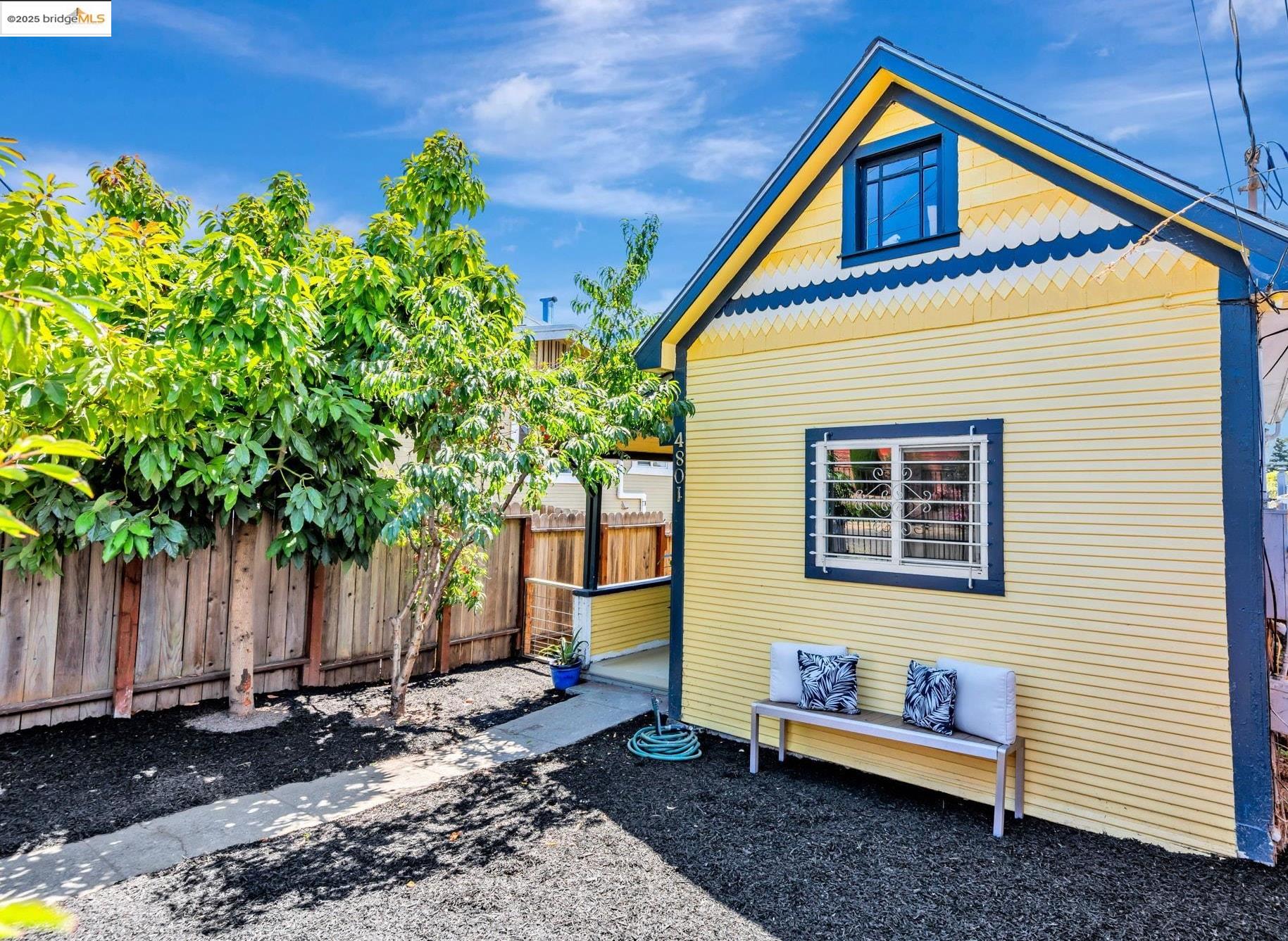 Detail Gallery Image 2 of 31 For 4801 Fairfax Ave, Oakland,  CA 94601 - 1 Beds | 1 Baths