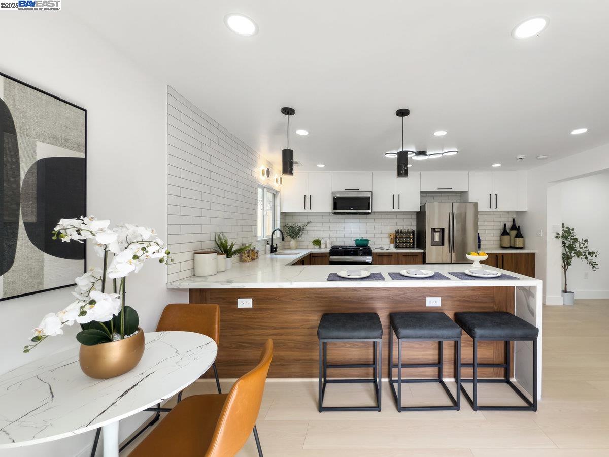 Detail Gallery Image 11 of 41 For 450 Lancaster Way, Redwood City,  CA 94062 - 4 Beds | 2 Baths