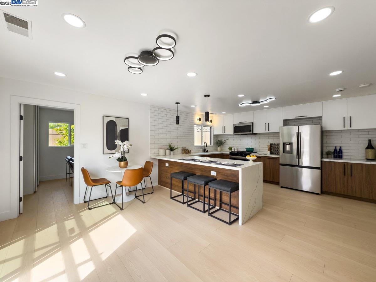 Detail Gallery Image 12 of 41 For 450 Lancaster Way, Redwood City,  CA 94062 - 4 Beds | 2 Baths