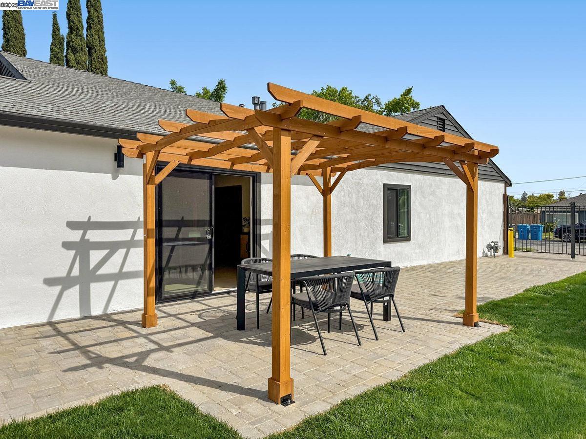Detail Gallery Image 33 of 41 For 450 Lancaster Way, Redwood City,  CA 94062 - 4 Beds | 2 Baths