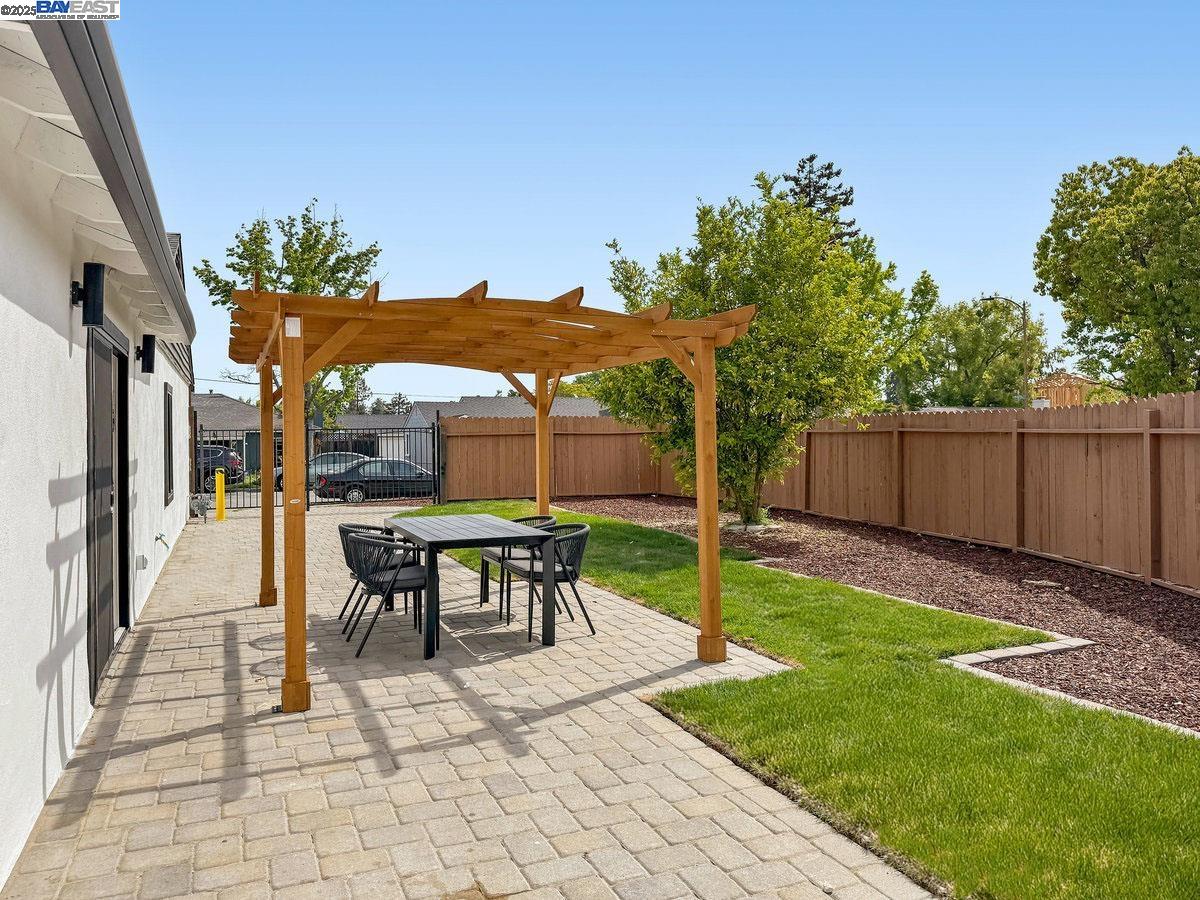 Detail Gallery Image 34 of 41 For 450 Lancaster Way, Redwood City,  CA 94062 - 4 Beds | 2 Baths