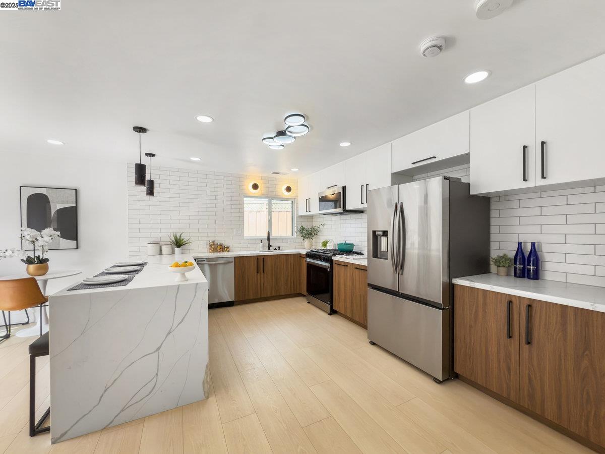 Detail Gallery Image 7 of 41 For 450 Lancaster Way, Redwood City,  CA 94062 - 4 Beds | 2 Baths