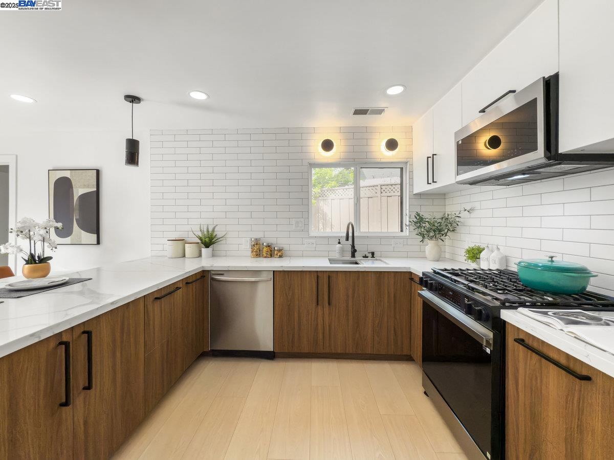 Detail Gallery Image 8 of 41 For 450 Lancaster Way, Redwood City,  CA 94062 - 4 Beds | 2 Baths