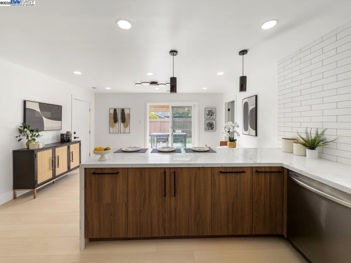 Detail Gallery Image 10 of 41 For 450 Lancaster Way, Redwood City,  CA 94062 - 4 Beds | 2 Baths