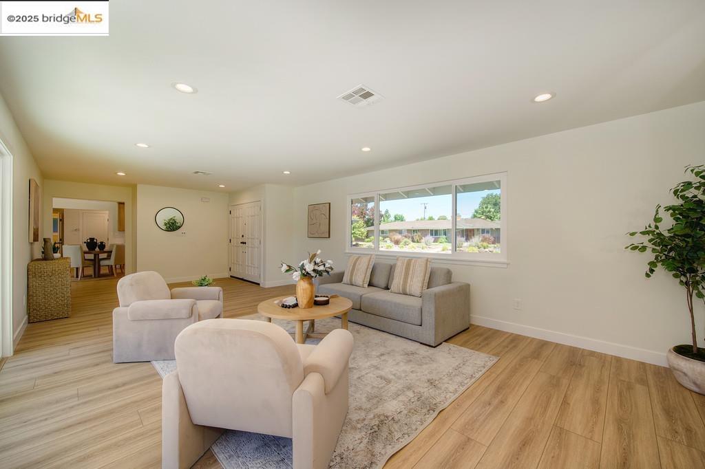 Detail Gallery Image 4 of 36 For 3420 Ben Lomond Dr, Sacramento,  CA 95821 - 3 Beds | 2 Baths