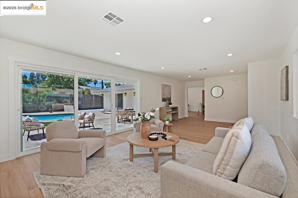 Detail Gallery Image 5 of 36 For 3420 Ben Lomond Dr, Sacramento,  CA 95821 - 3 Beds | 2 Baths