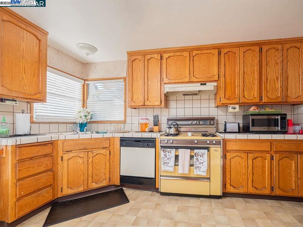 Detail Gallery Image 8 of 14 For 2130 102nd Ave, Oakland,  CA 94603 - 2 Beds | 1 Baths