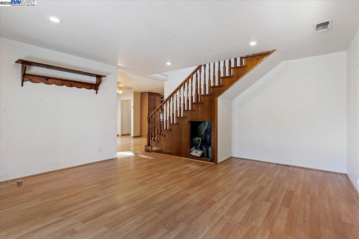 Detail Gallery Image 14 of 36 For 5533 Fiesta Rd, Fremont,  CA 94538 - 5 Beds | 3 Baths