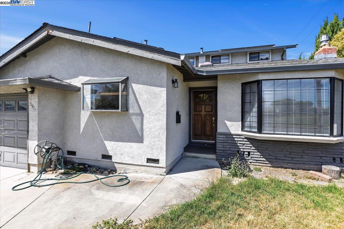 Detail Gallery Image 3 of 36 For 5533 Fiesta Rd, Fremont,  CA 94538 - 5 Beds | 3 Baths