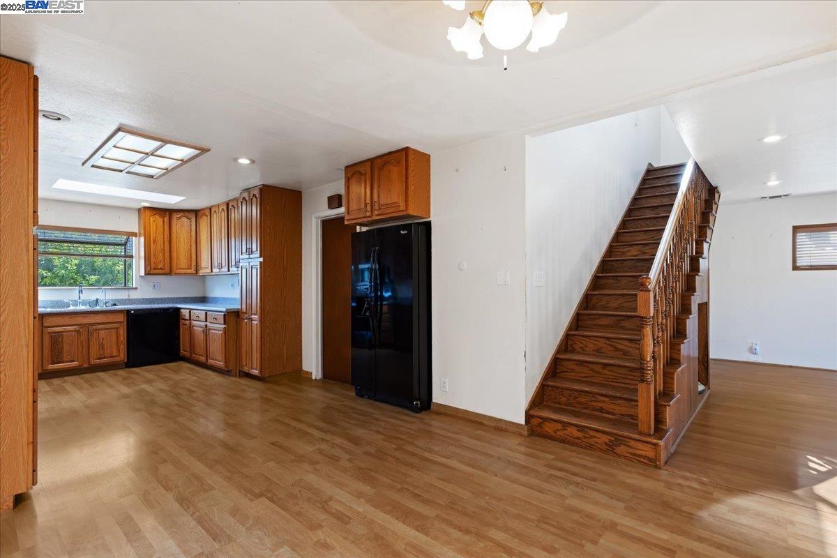 Detail Gallery Image 8 of 36 For 5533 Fiesta Rd, Fremont,  CA 94538 - 5 Beds | 3 Baths