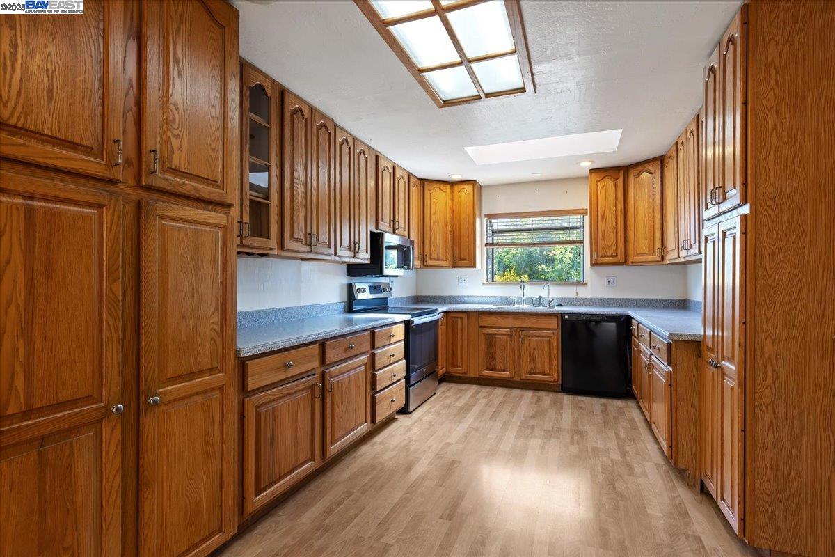Detail Gallery Image 9 of 36 For 5533 Fiesta Rd, Fremont,  CA 94538 - 5 Beds | 3 Baths