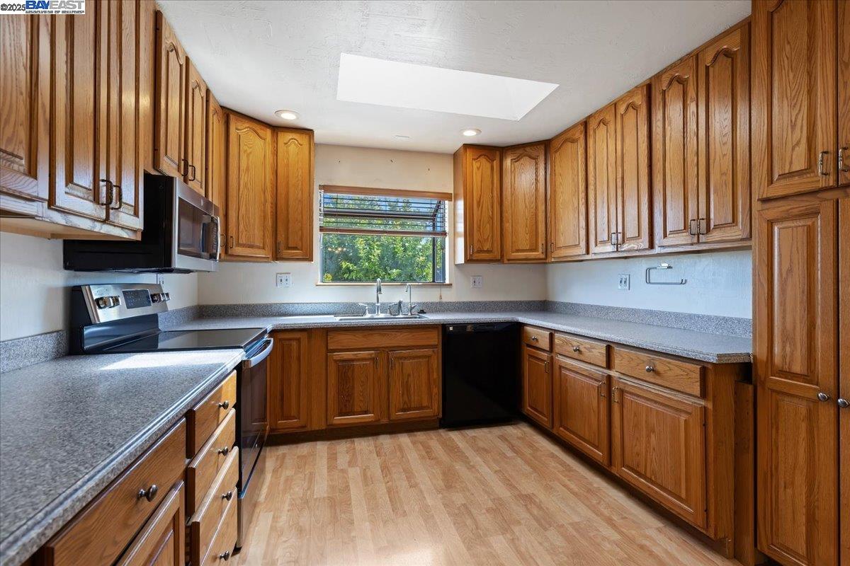 Detail Gallery Image 10 of 36 For 5533 Fiesta Rd, Fremont,  CA 94538 - 5 Beds | 3 Baths