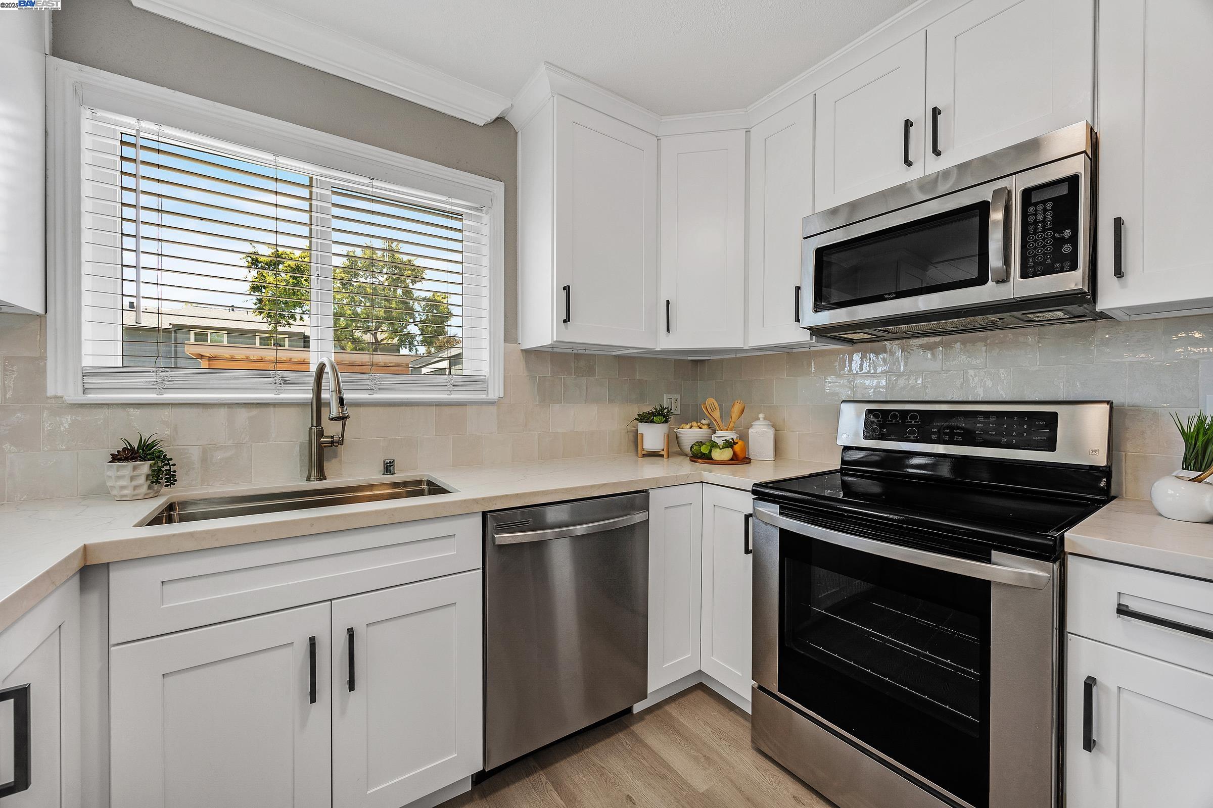 Detail Gallery Image 3 of 35 For 1323 Spring Valley Common, Livermore,  CA 94551-6764 - 4 Beds | 2/1 Baths