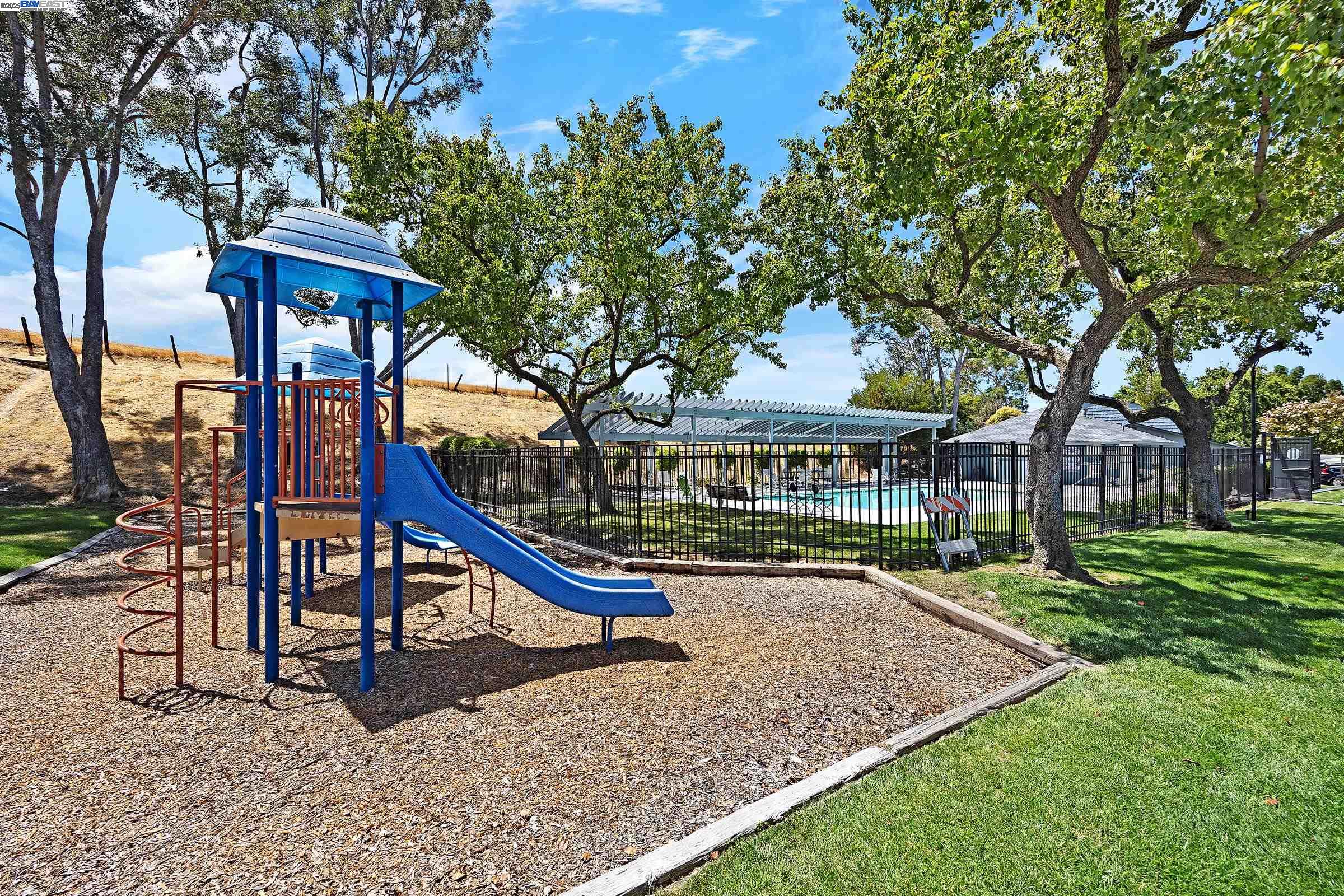 Detail Gallery Image 29 of 35 For 1323 Spring Valley Common, Livermore,  CA 94551-6764 - 4 Beds | 2/1 Baths