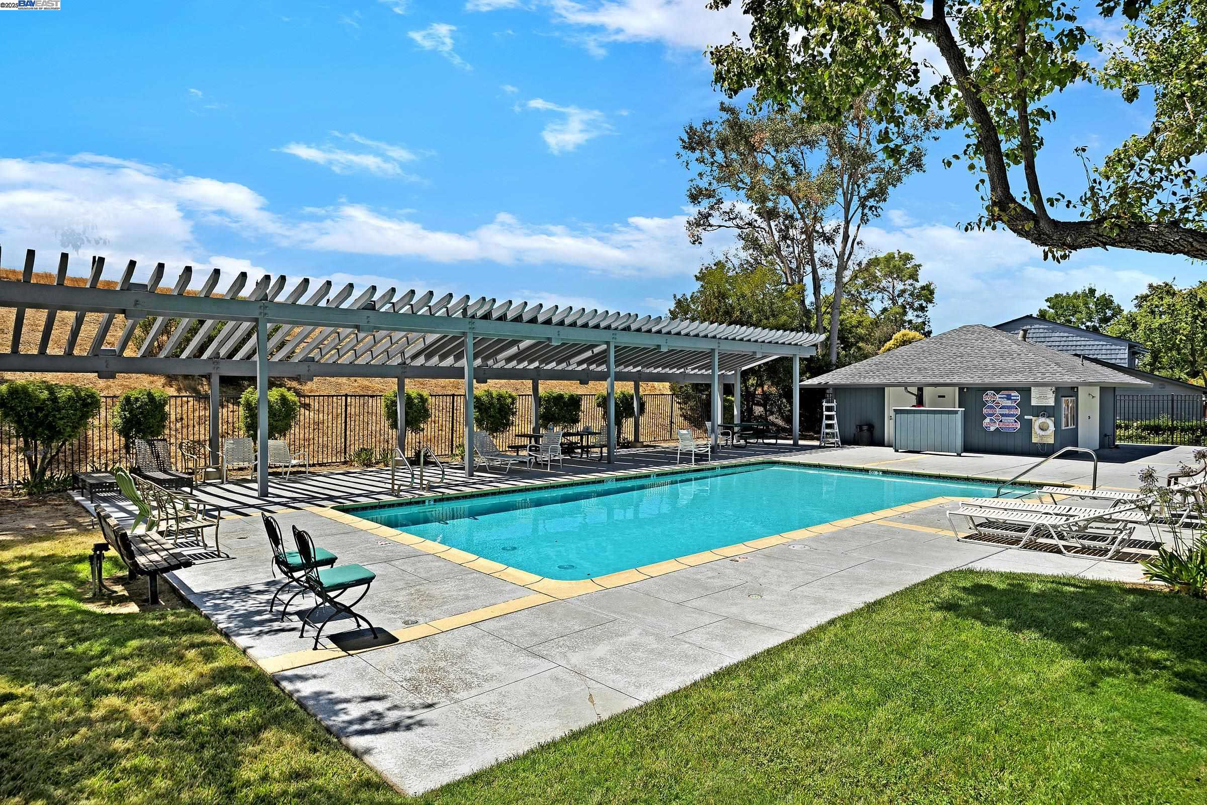 Detail Gallery Image 32 of 35 For 1323 Spring Valley Common, Livermore,  CA 94551-6764 - 4 Beds | 2/1 Baths