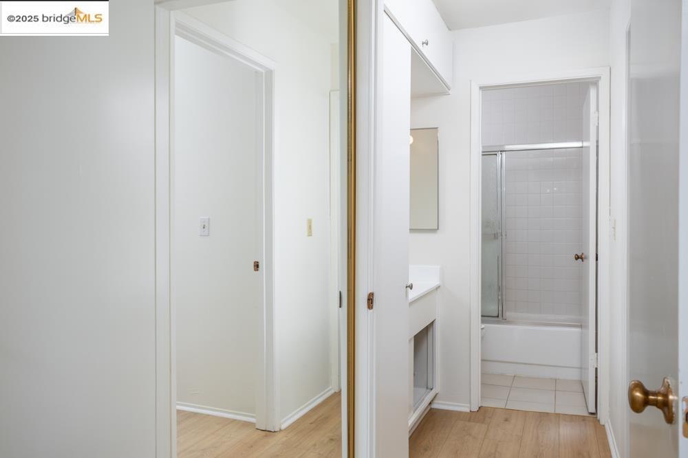 Detail Gallery Image 13 of 29 For 4 Commodore Dr #D229,  Emeryville,  CA 94608 - 1 Beds | 1 Baths