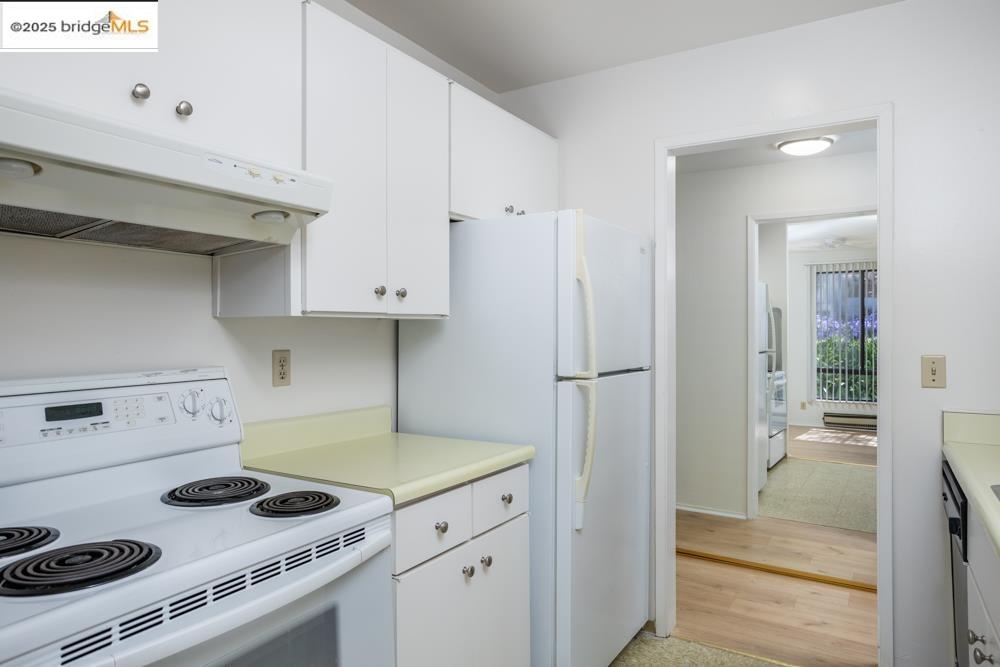 Detail Gallery Image 8 of 29 For 4 Commodore Dr #D229,  Emeryville,  CA 94608 - 1 Beds | 1 Baths