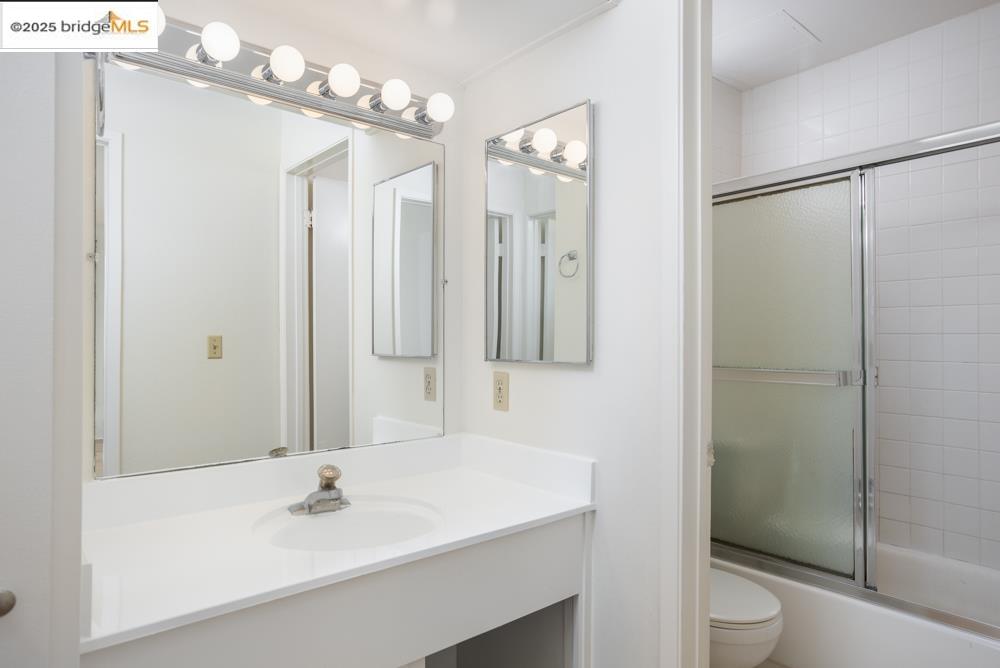 Detail Gallery Image 9 of 29 For 4 Commodore Dr #D229,  Emeryville,  CA 94608 - 1 Beds | 1 Baths