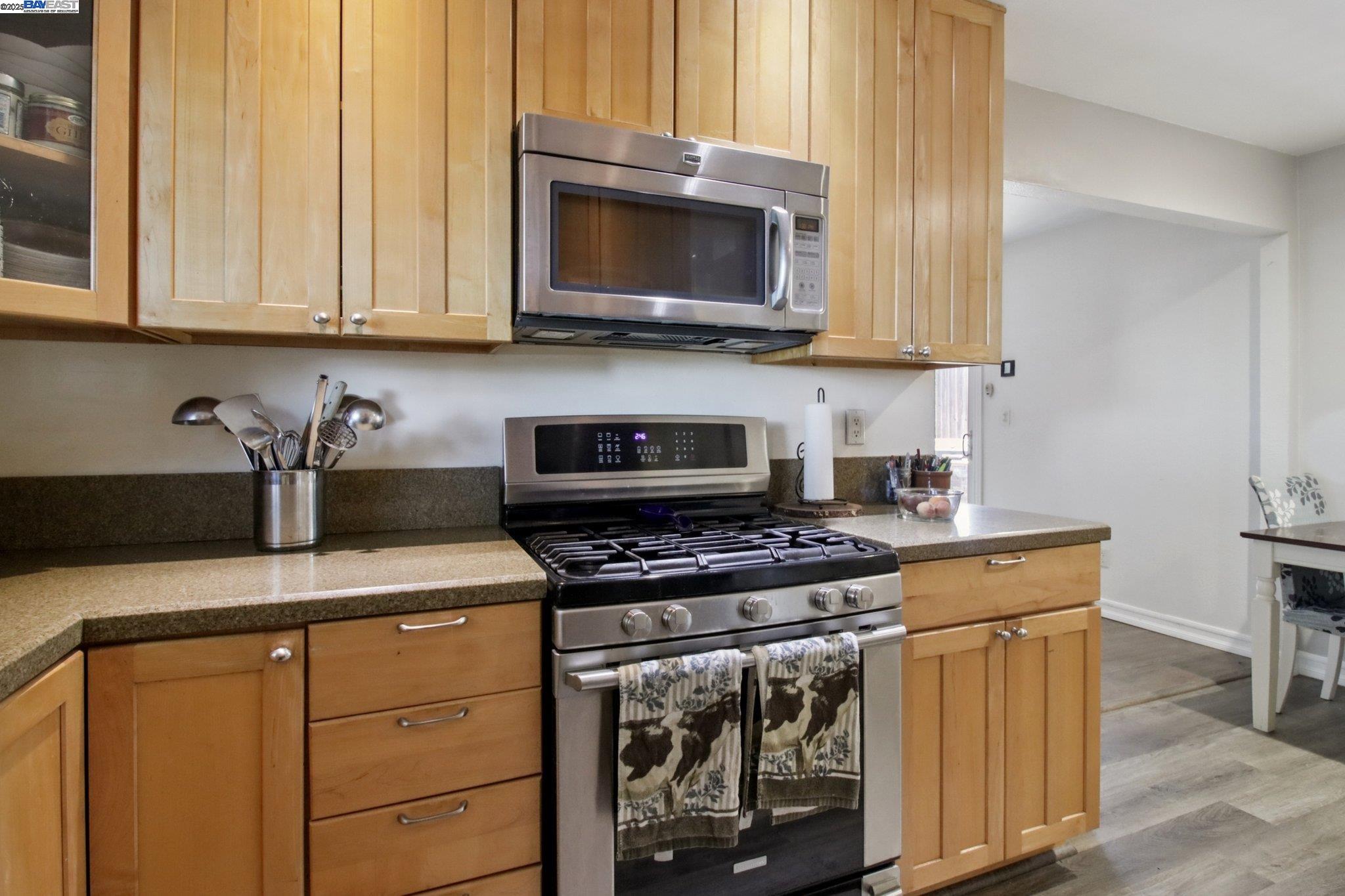 Detail Gallery Image 14 of 51 For 22 Orinda Cir, Pittsburg,  CA 94565 - 3 Beds | 2 Baths