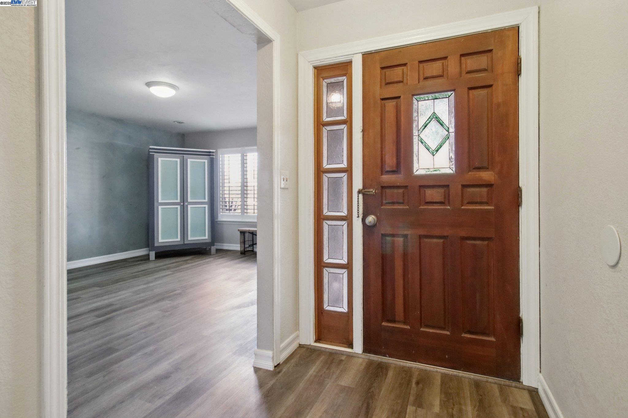 Detail Gallery Image 5 of 51 For 22 Orinda Cir, Pittsburg,  CA 94565 - 3 Beds | 2 Baths