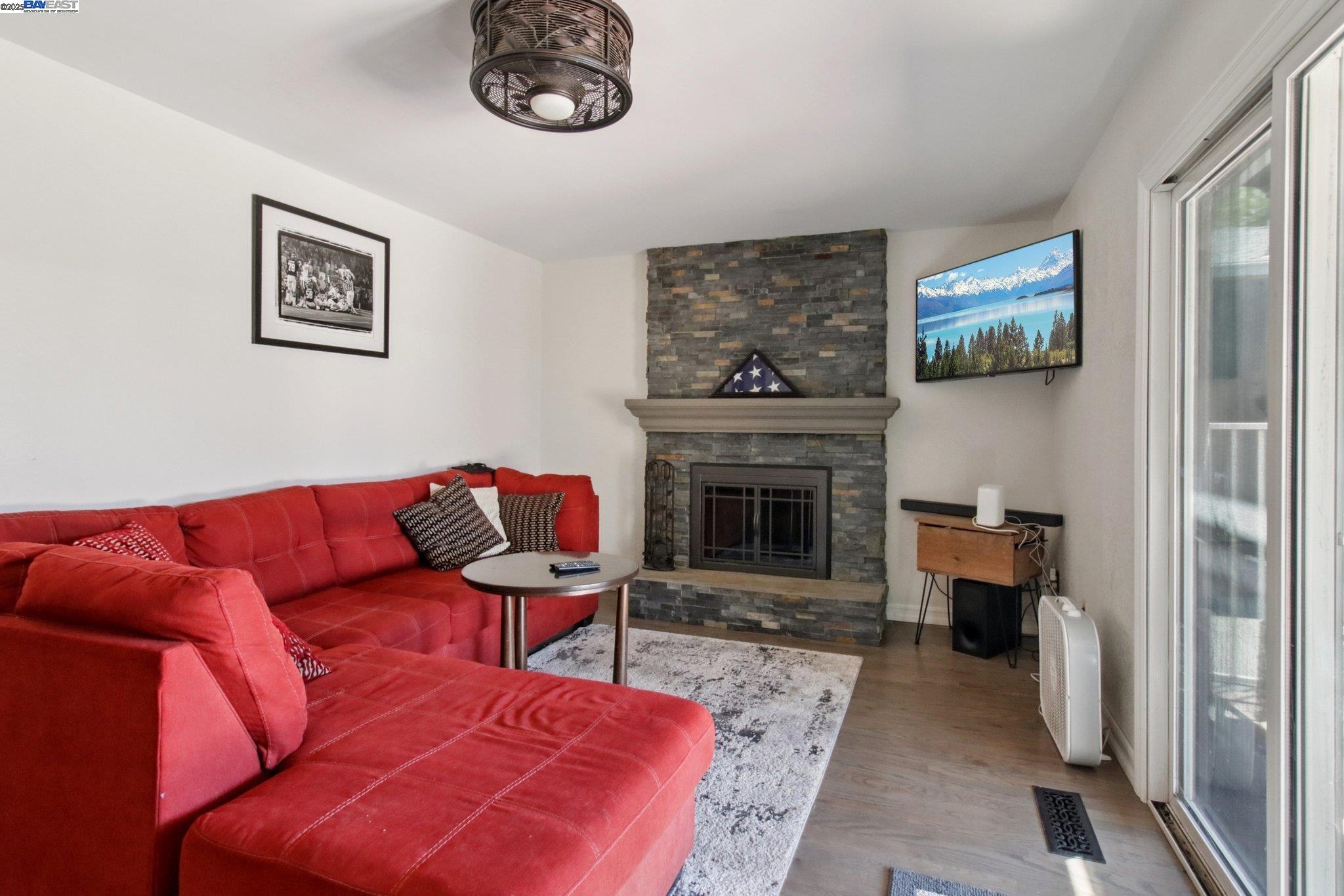 Detail Gallery Image 6 of 51 For 22 Orinda Cir, Pittsburg,  CA 94565 - 3 Beds | 2 Baths